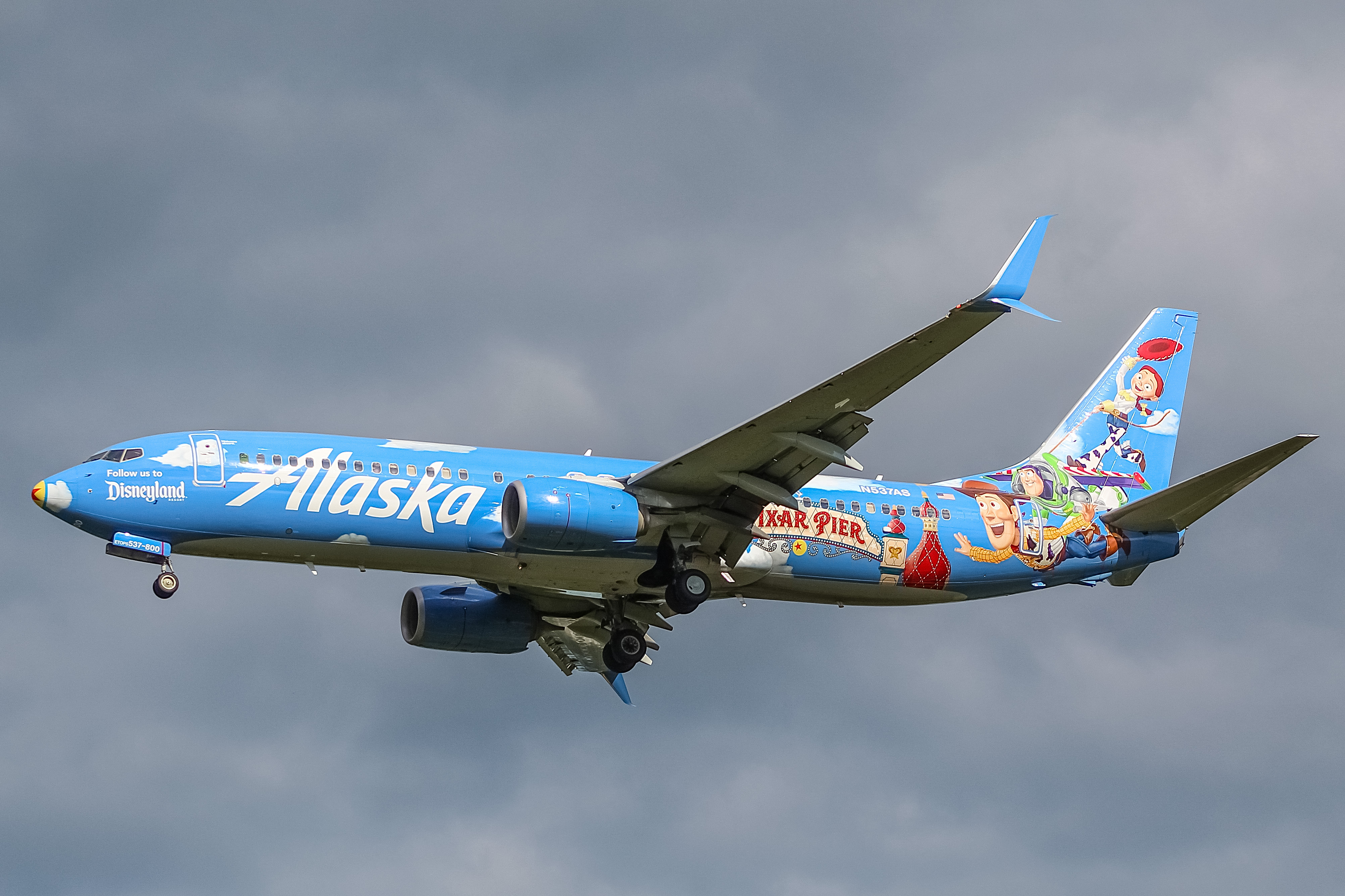 Full size: Alaska Airlines Boeing 737-800 N537AS at General Mitchell International Airport