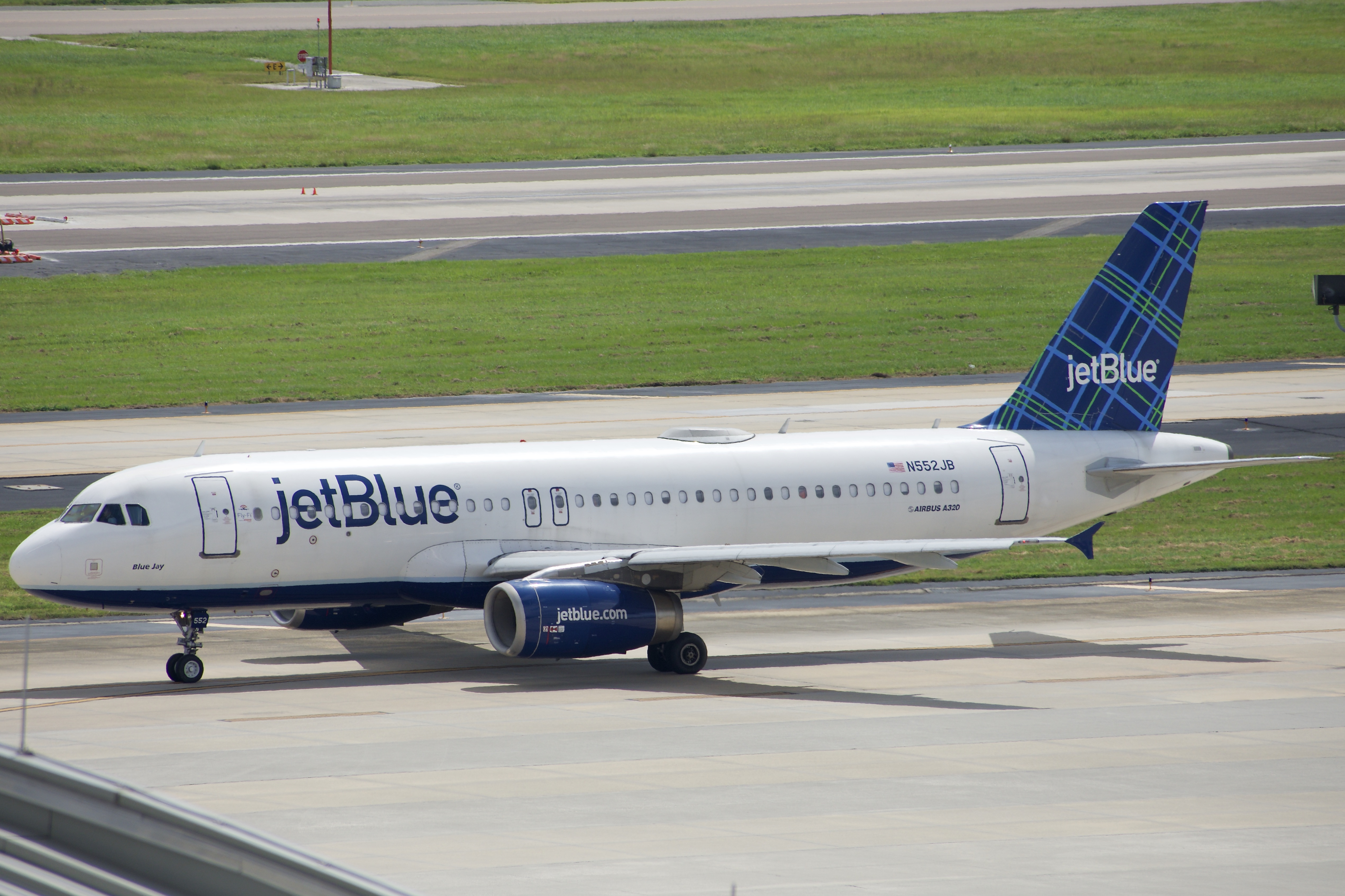 Full size: JetBlue Airways Airbus A320 N552JB at Tampa International Airport