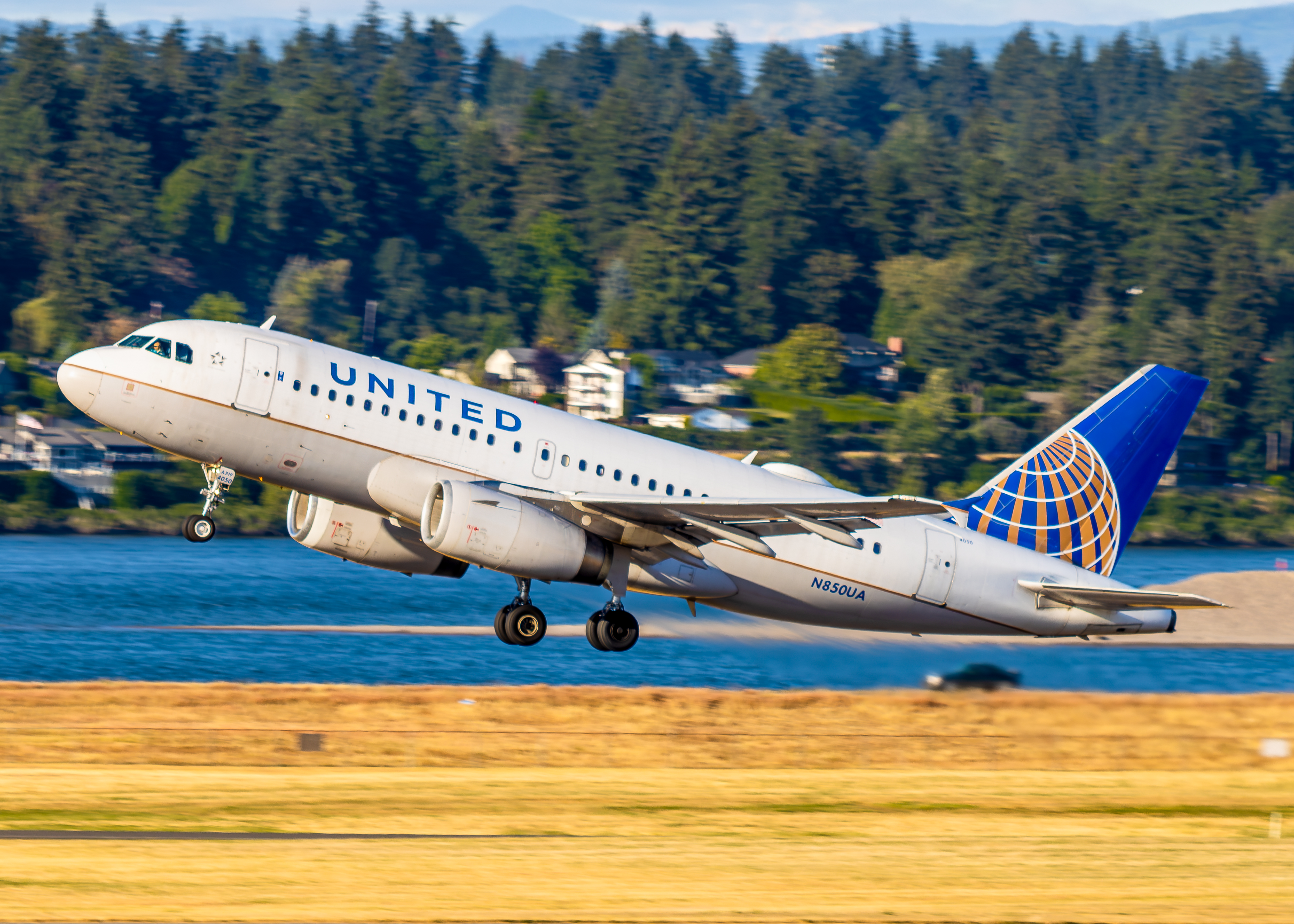 Full size: United Airlines Airbus A319 N850UA at Portland International Airport