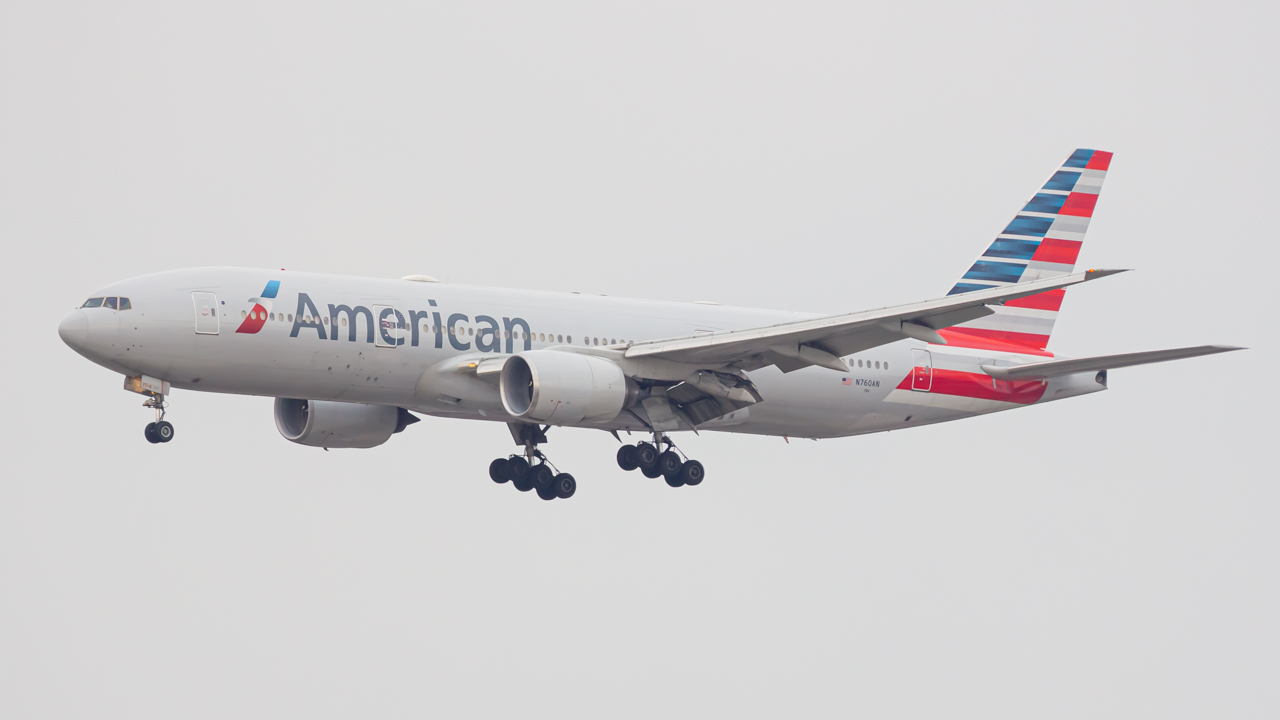 Full size: American Airlines Boeing 777-200ER N760AN at Chicago O'Hare International Airport