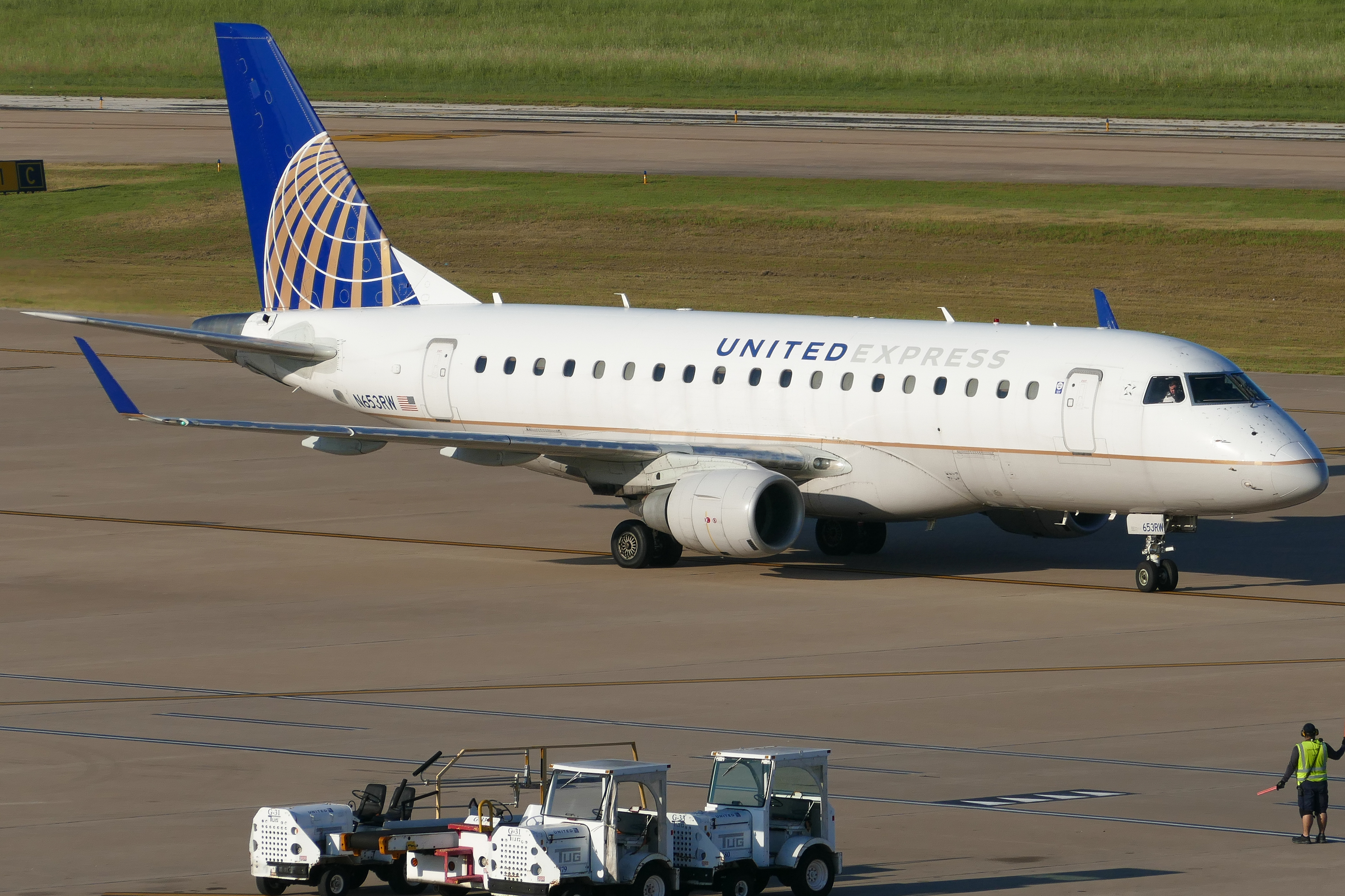 Full size: United Airlines Embraer E170 N653RW at Austin-Bergstrom International Airport