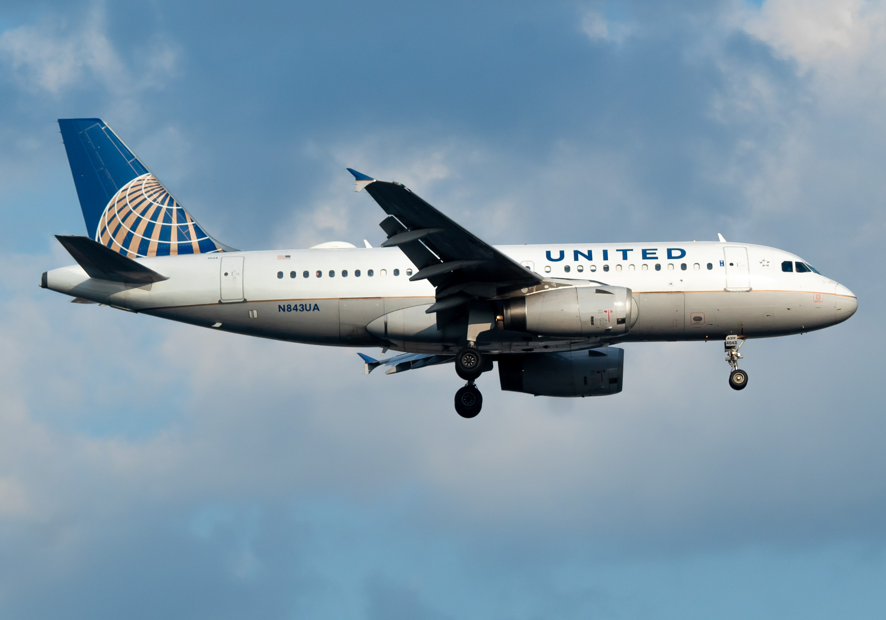 Full size: United Airlines Airbus A319-131 N843UA at Newark Liberty International Airport