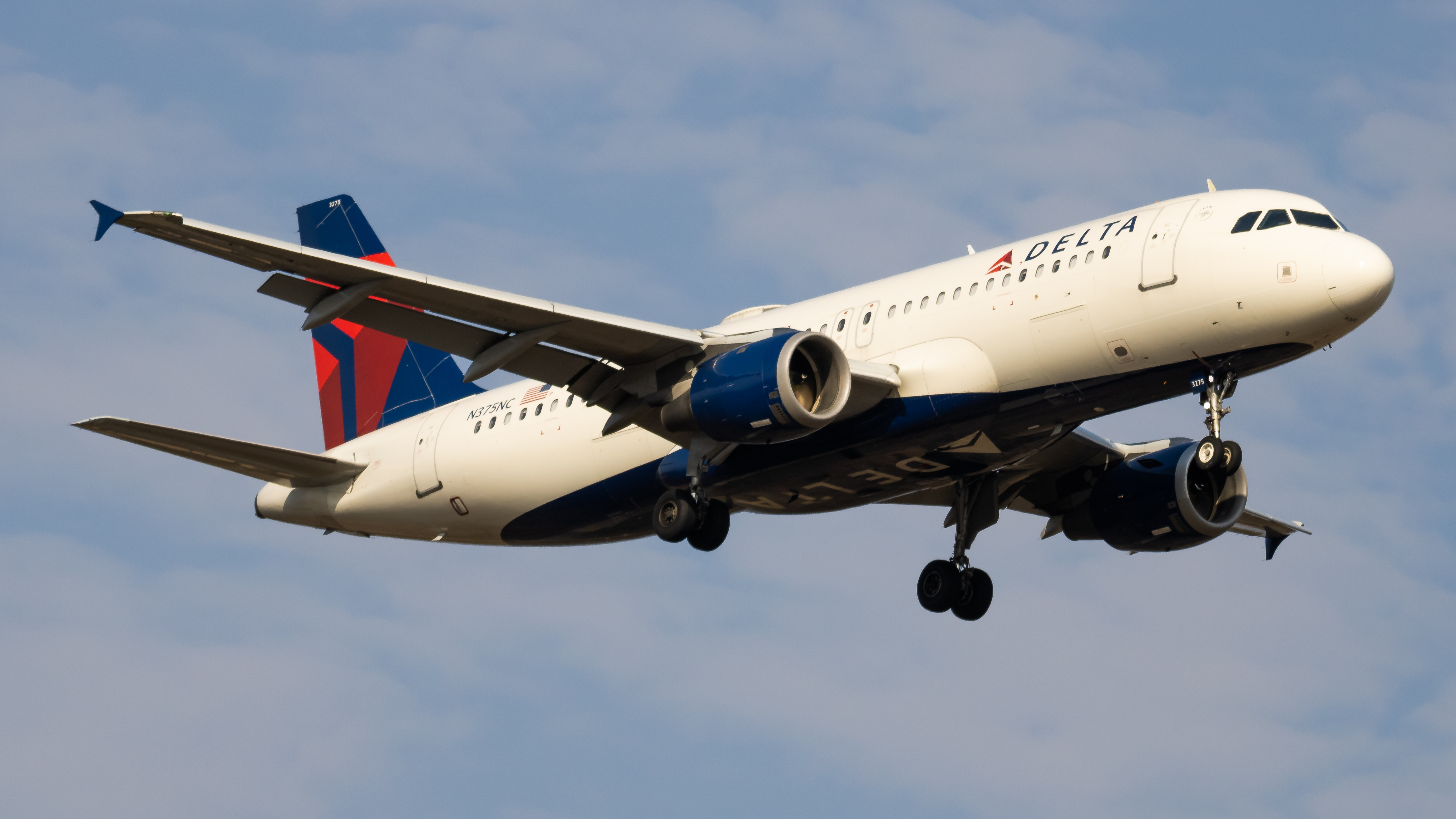 Full size: Delta Airlines Airbus A320 N375NC at Washington Dulles International Airport