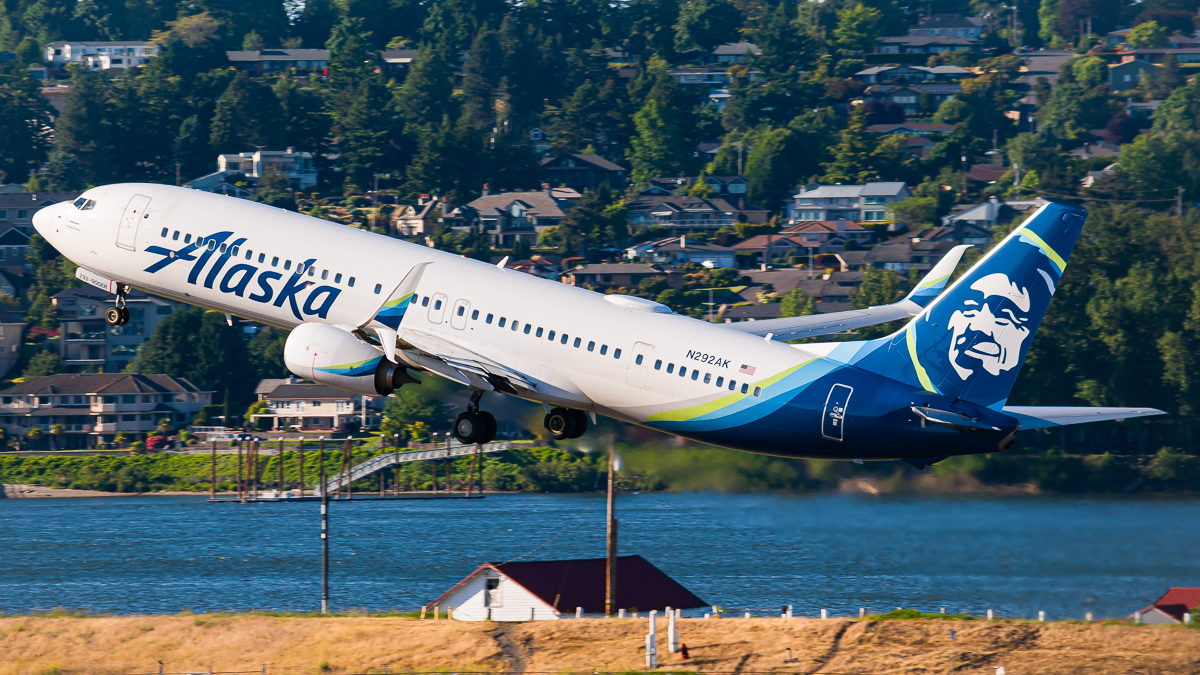 Full size: Alaska Airlines Boeing 737-900ER N292AK at Portland International Airport