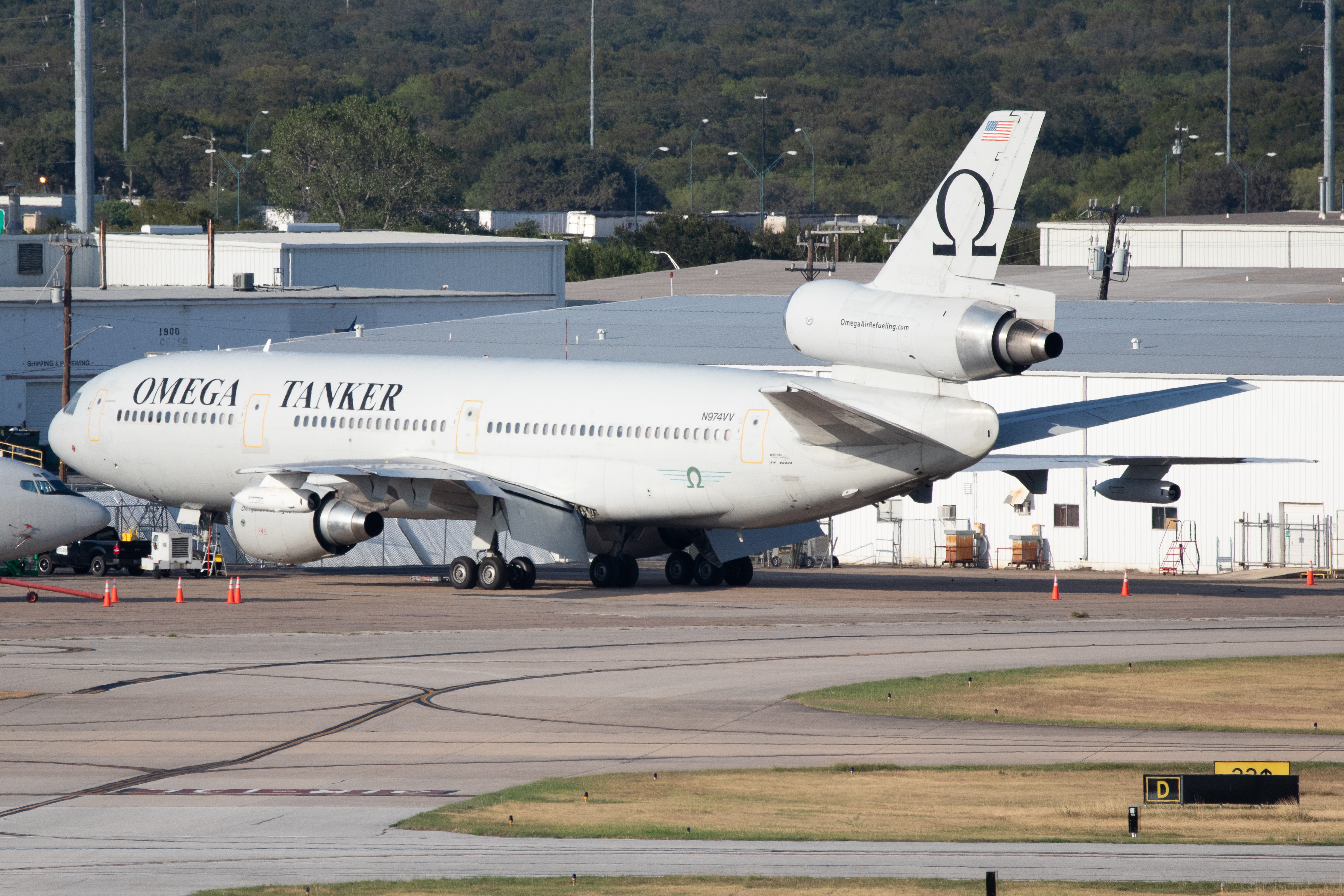 Full size: Omega Air Refueling  McDonnell Douglas DC-10-40 N974VV at San Antonio International Airport