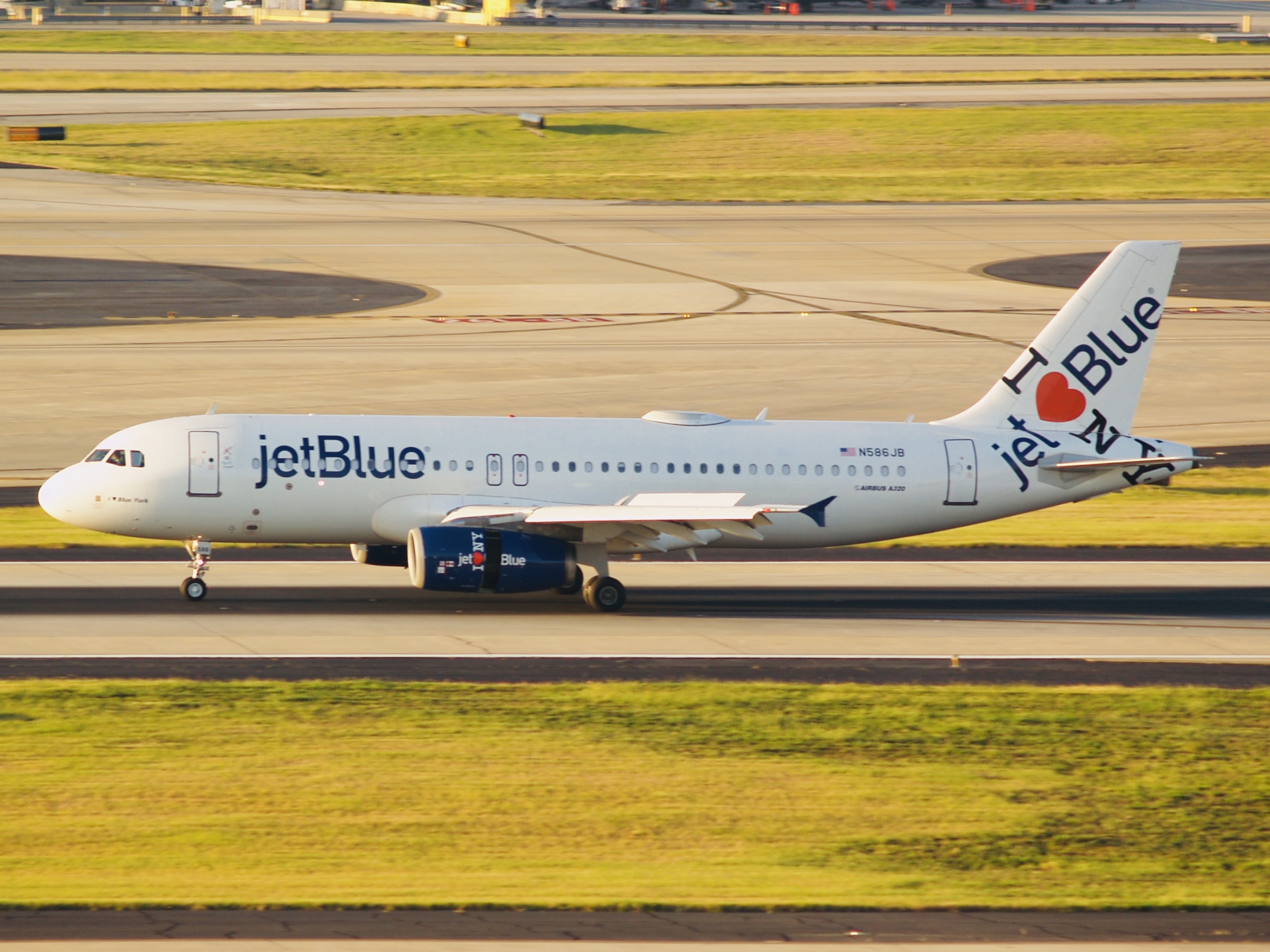 Full size: JetBlue Airways Airbus A320 N586JB at Hartsfield-Jackson Atlanta International Airport