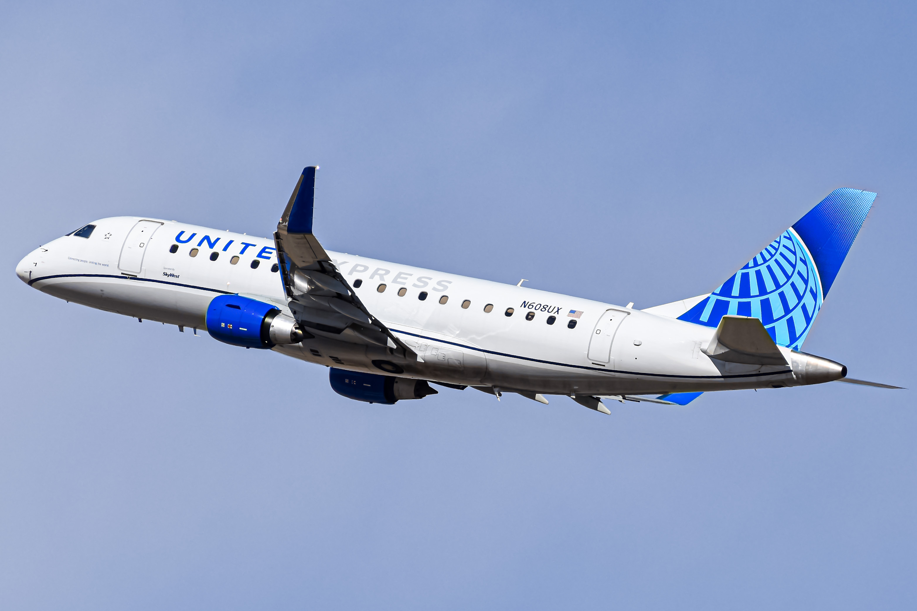 Full size: United Express Embraer E175 N608UX at Denver International Airport