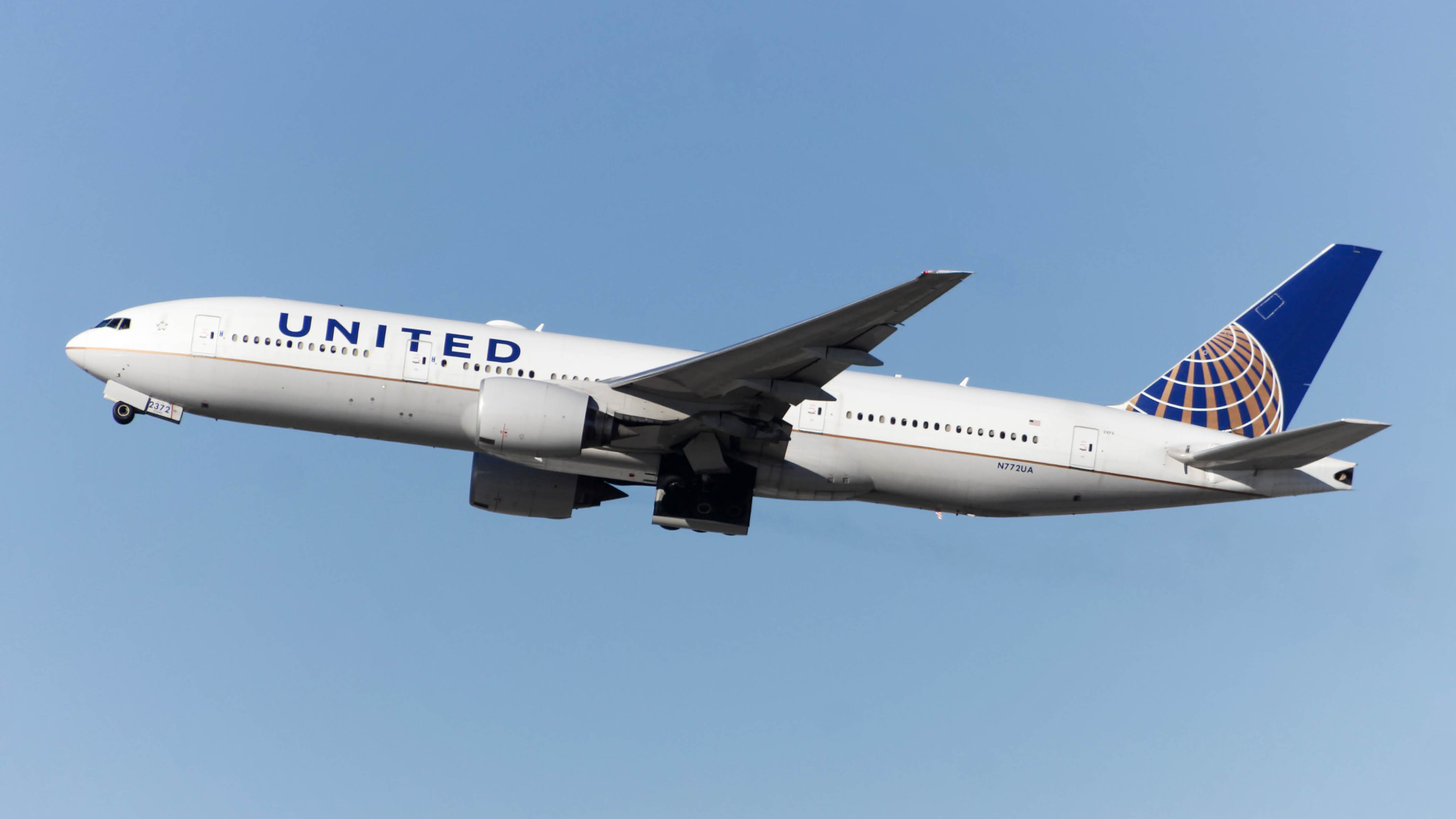 Full size: United Airlines Boeing 777-200 N772UA at Los Angeles International Airport