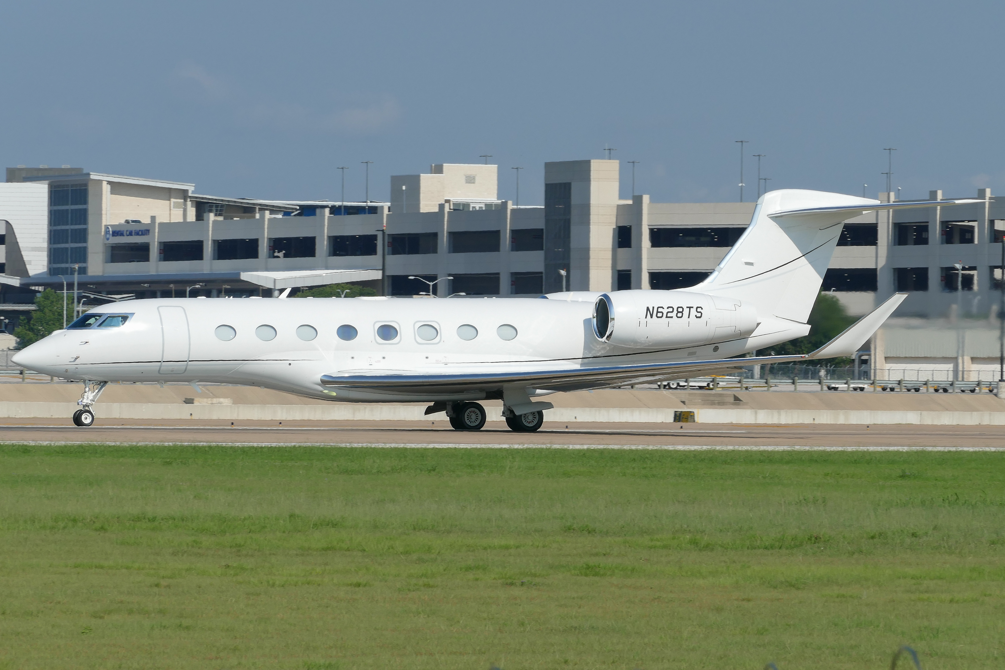 Full size: FALCON LANDING LLC GULFSTREAM AEROSPACE CORP GVI N628TS at Austin-Bergstrom International Airport