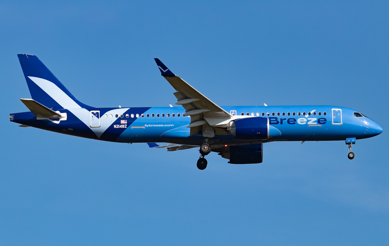Full size: Breeze Airways Airbus A220-300 N214BZ at Southwest Florida International Airport