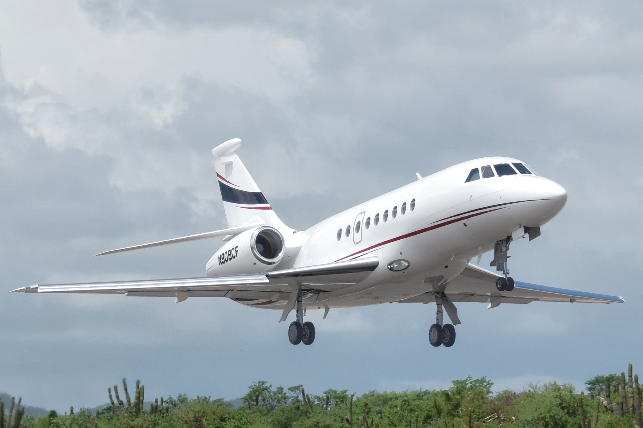 Full size: PRIVATE Dassault Falcon 2000EX N909CF at Aeropuerto de Cabo San Lucas Internacional