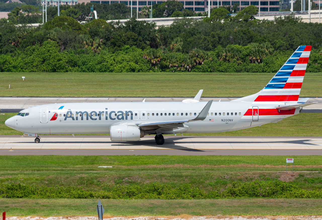 Full size: American Airlines Boeing 737-800 N200NV at Tampa International Airport
