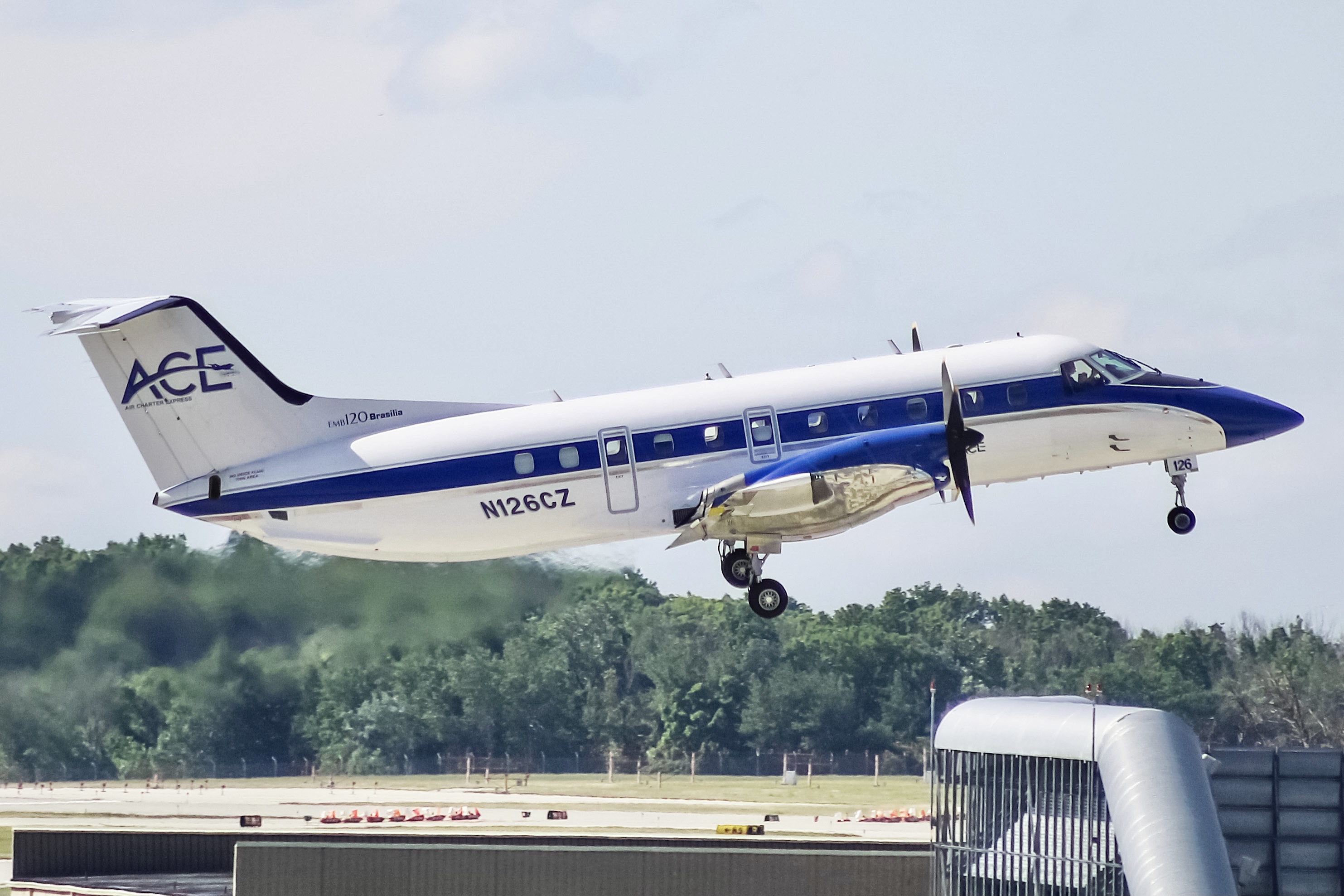 Full size: Freight Runners Express Embraer EMB-120 N126CZ at General Mitchell International Airport