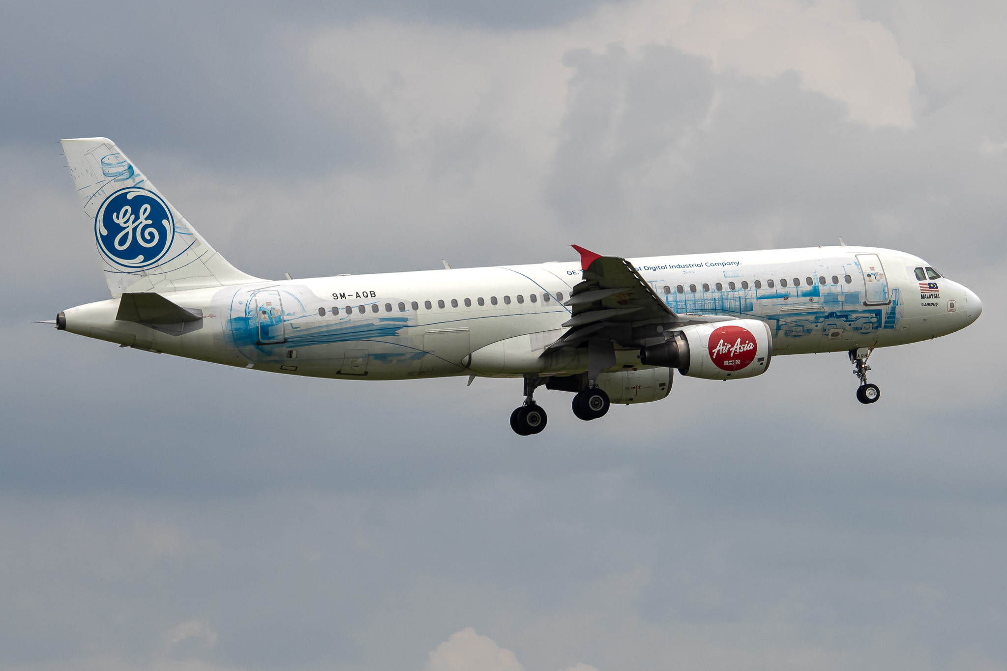 Full size: AirAsia Airbus A320 9M-AQB at Tan Son Nhat International Airport