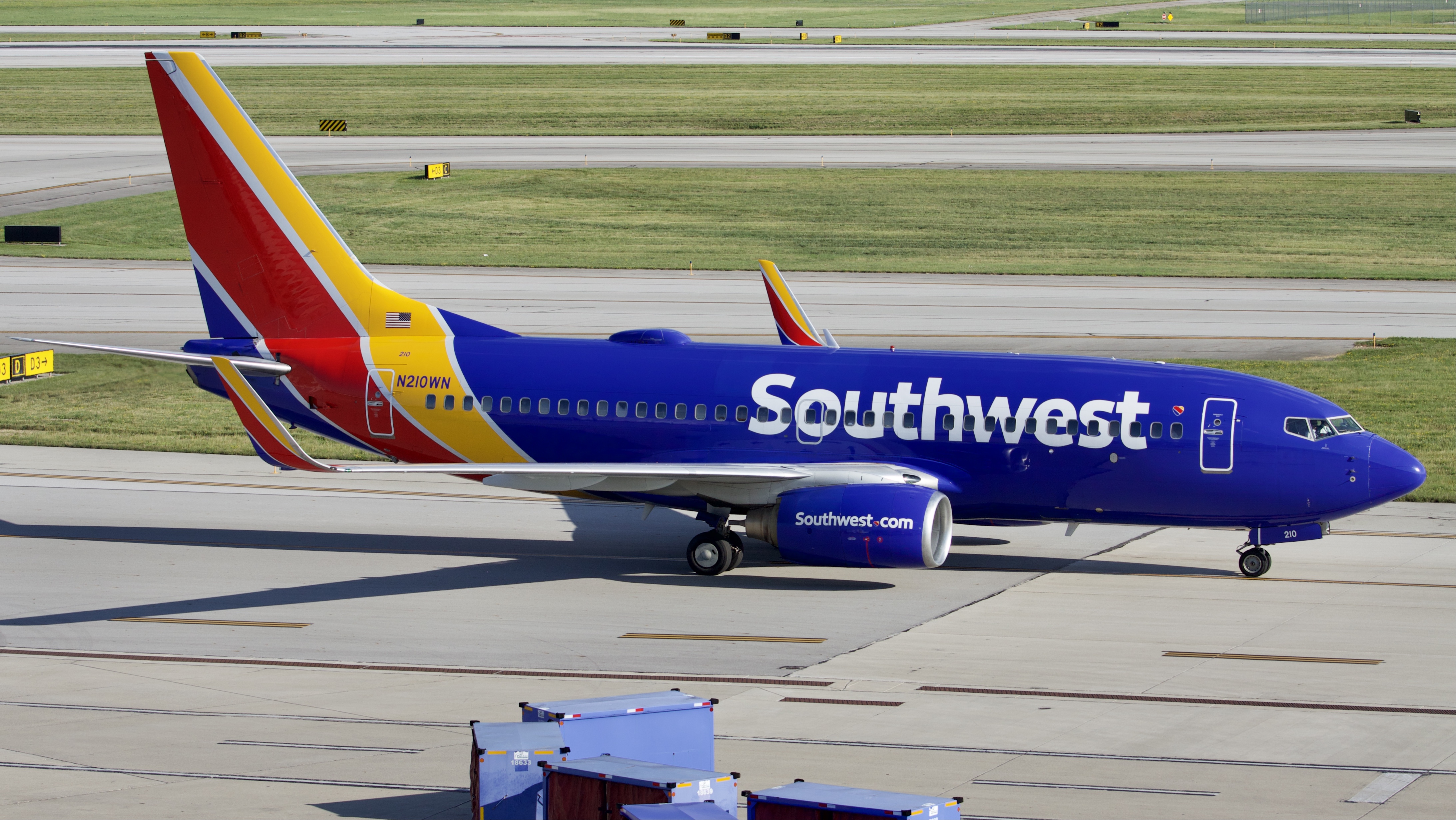 Full size: Southwest Airlines Boeing 737-700 N210WN at John Glenn Columbus International Airport