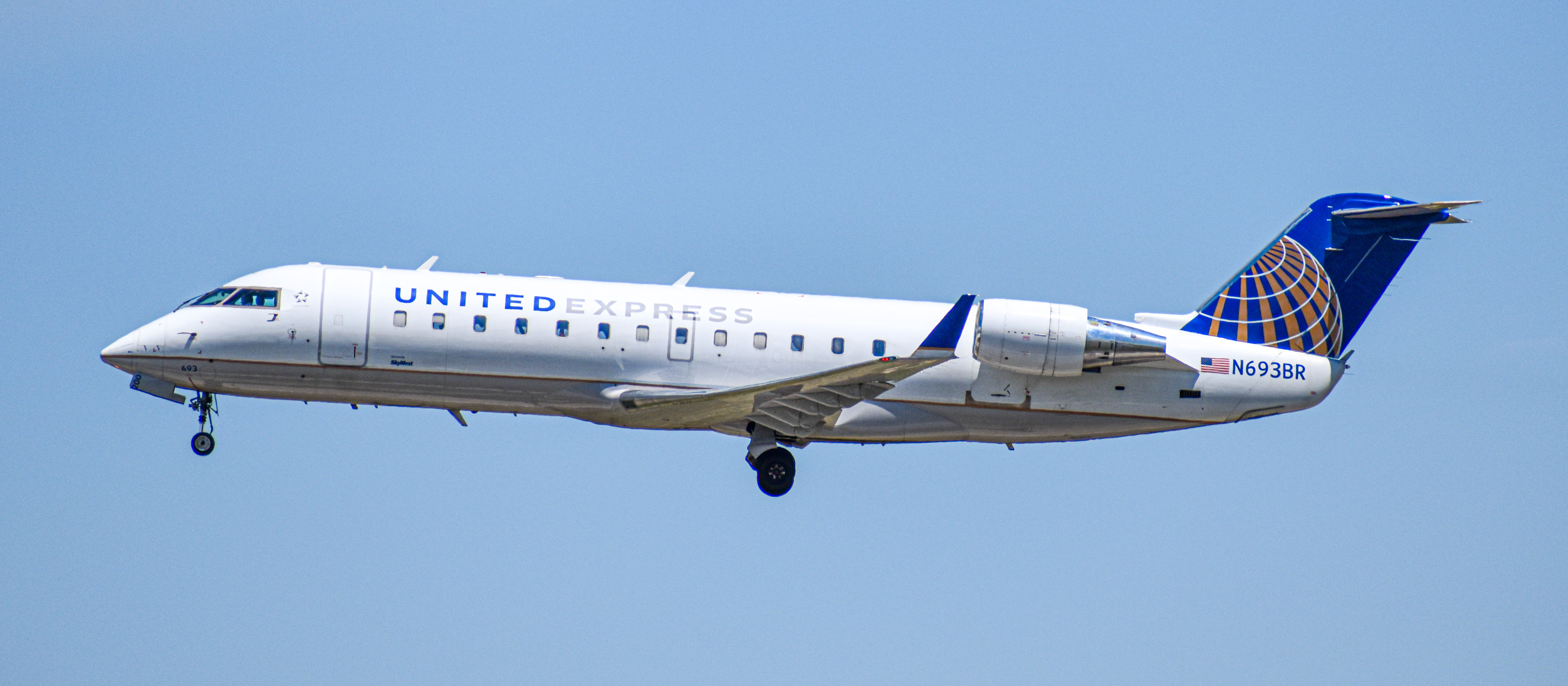 Full size: United Express Mitsubishi CRJ-200 N693BR at Denver International Airport