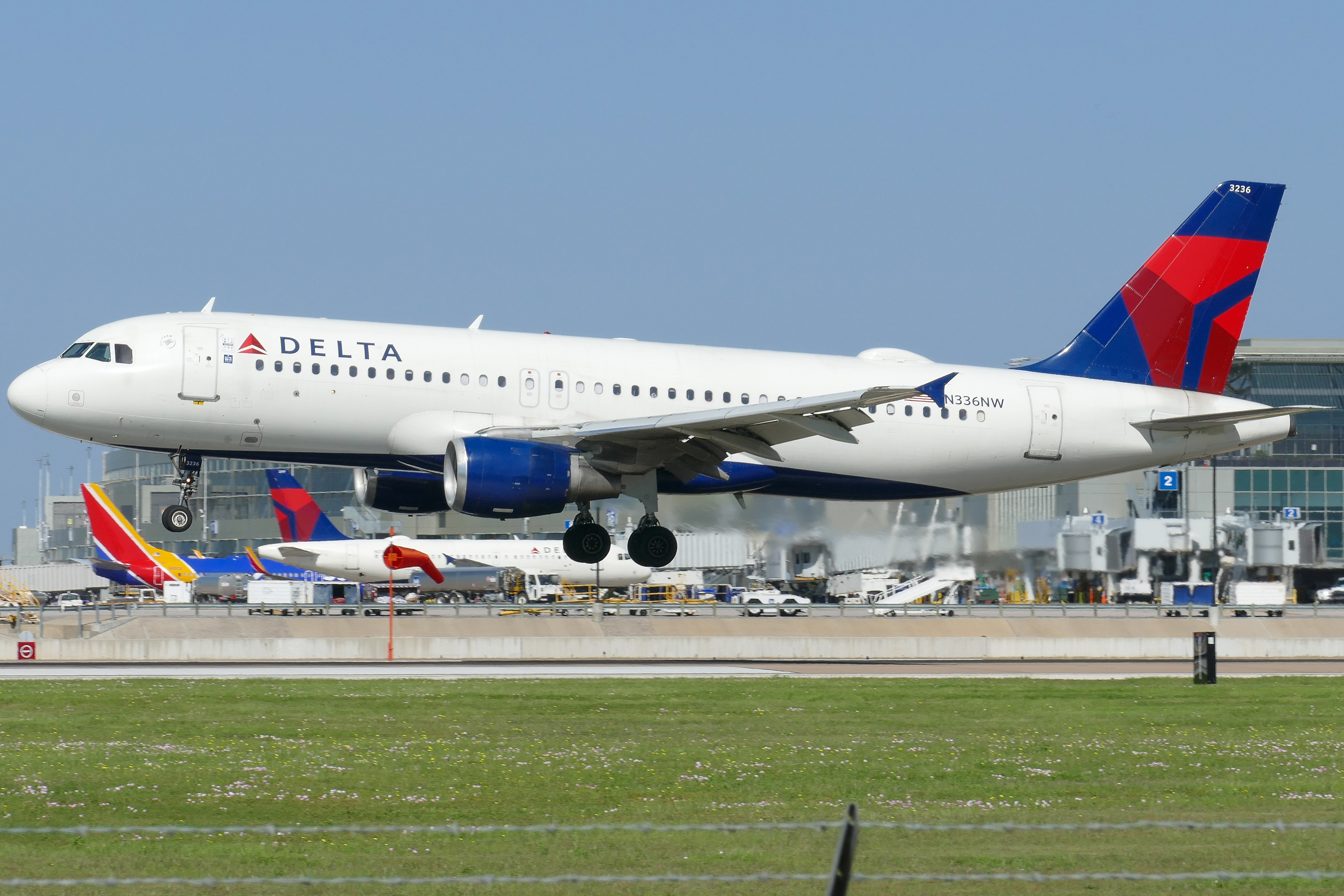 Full size: Delta Airlines Airbus A320 N336NW at Austin-Bergstrom International Airport