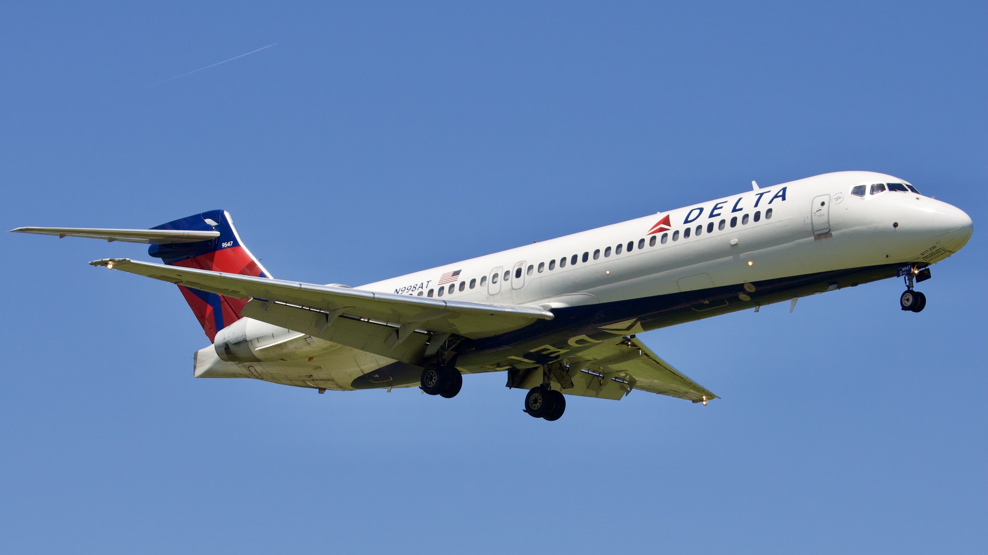 Full size: Delta Airlines Boeing 717-200 N998AT at William P Hobby Airport