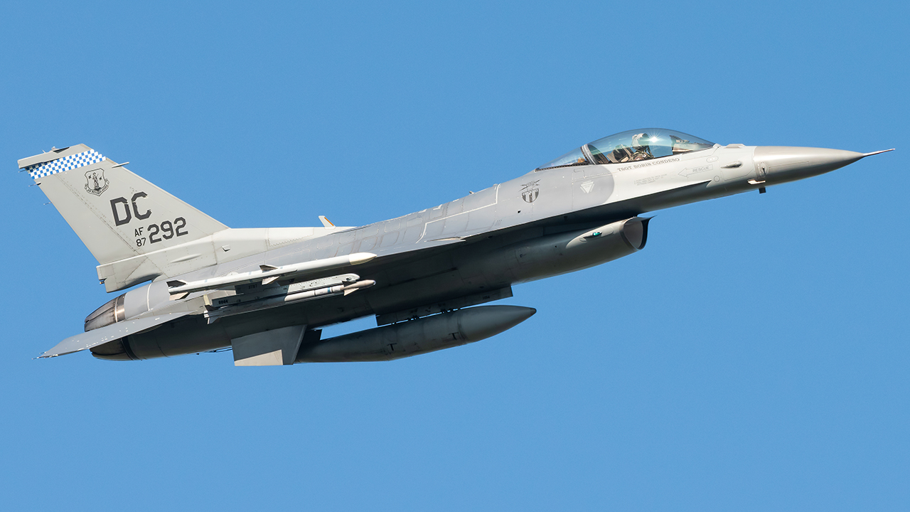Full size: USAF - United States Air Force General Dynamics F-16 87-0292 at Joint Base Andrews