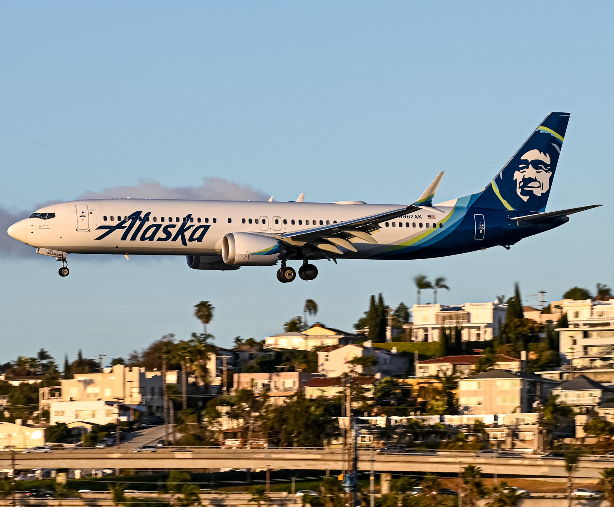 Full size: Alaska Airlines Boeing 737 MAX 9 N962AK at San Diego International Airport