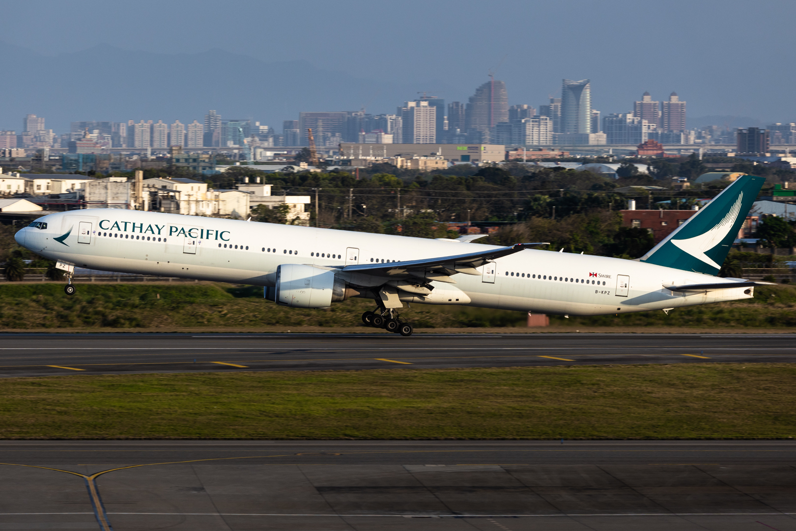 Full size: Cathay Pacific Boeing 777-300ER B-KPZ at Taiwan Taoyuan International Airport
