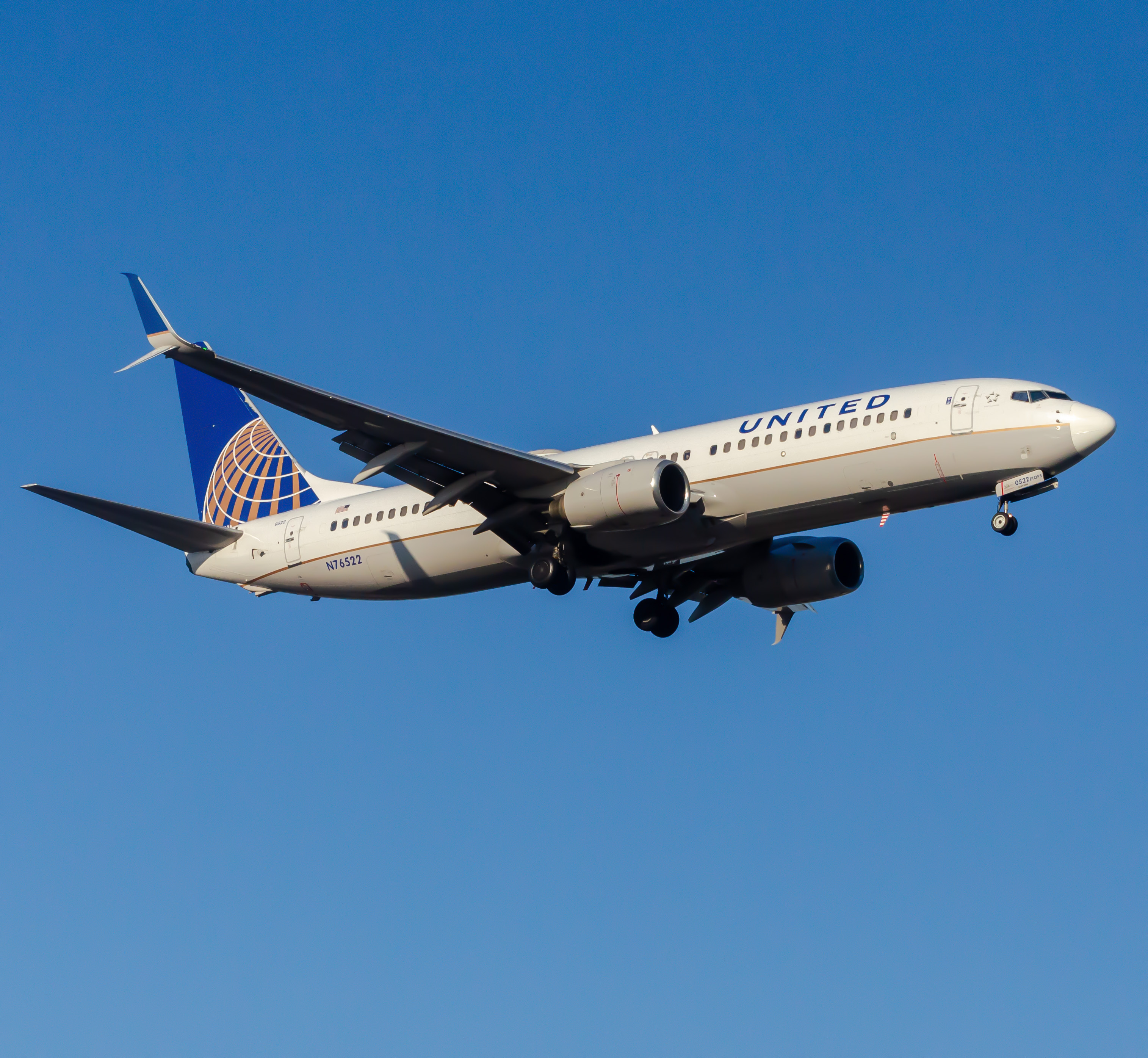 Full size: United Airlines Boeing 737-800 N76522 at Newark Liberty International Airport