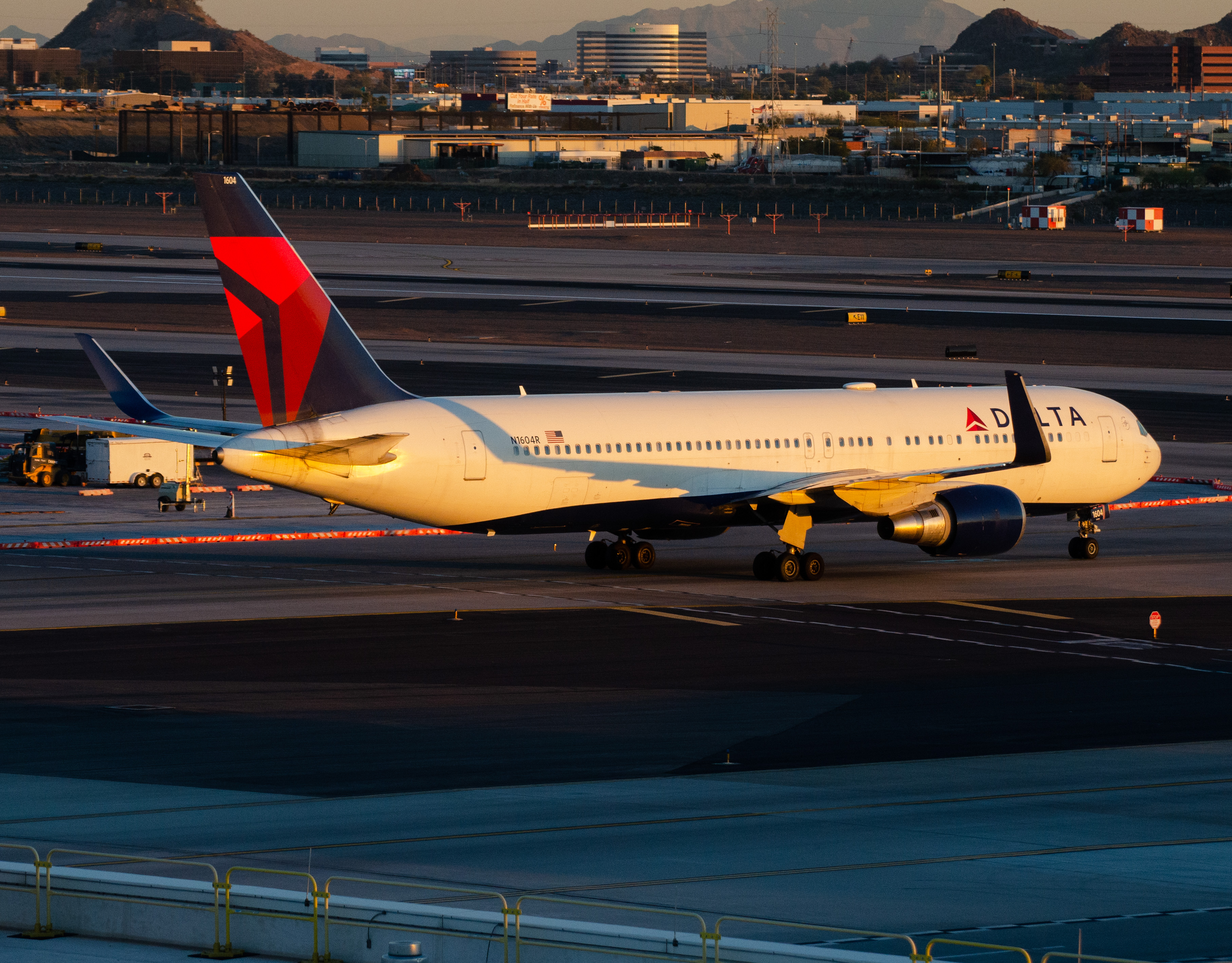 Full size: Delta Airlines Boeing 767-300ER N1604R at Phoenix Sky Harbor International Airport
