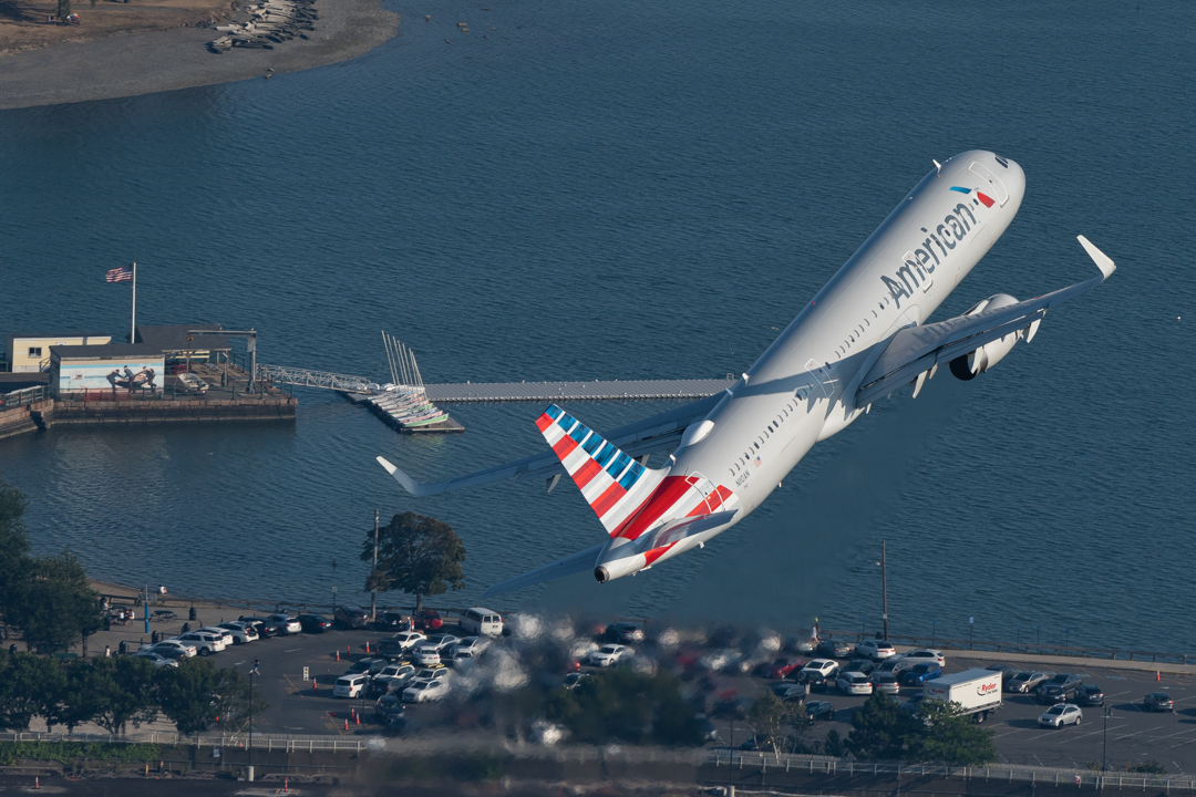 Full size: American Airlines Airbus A321-200 N110AN at General Edward Lawrence Logan International Airport