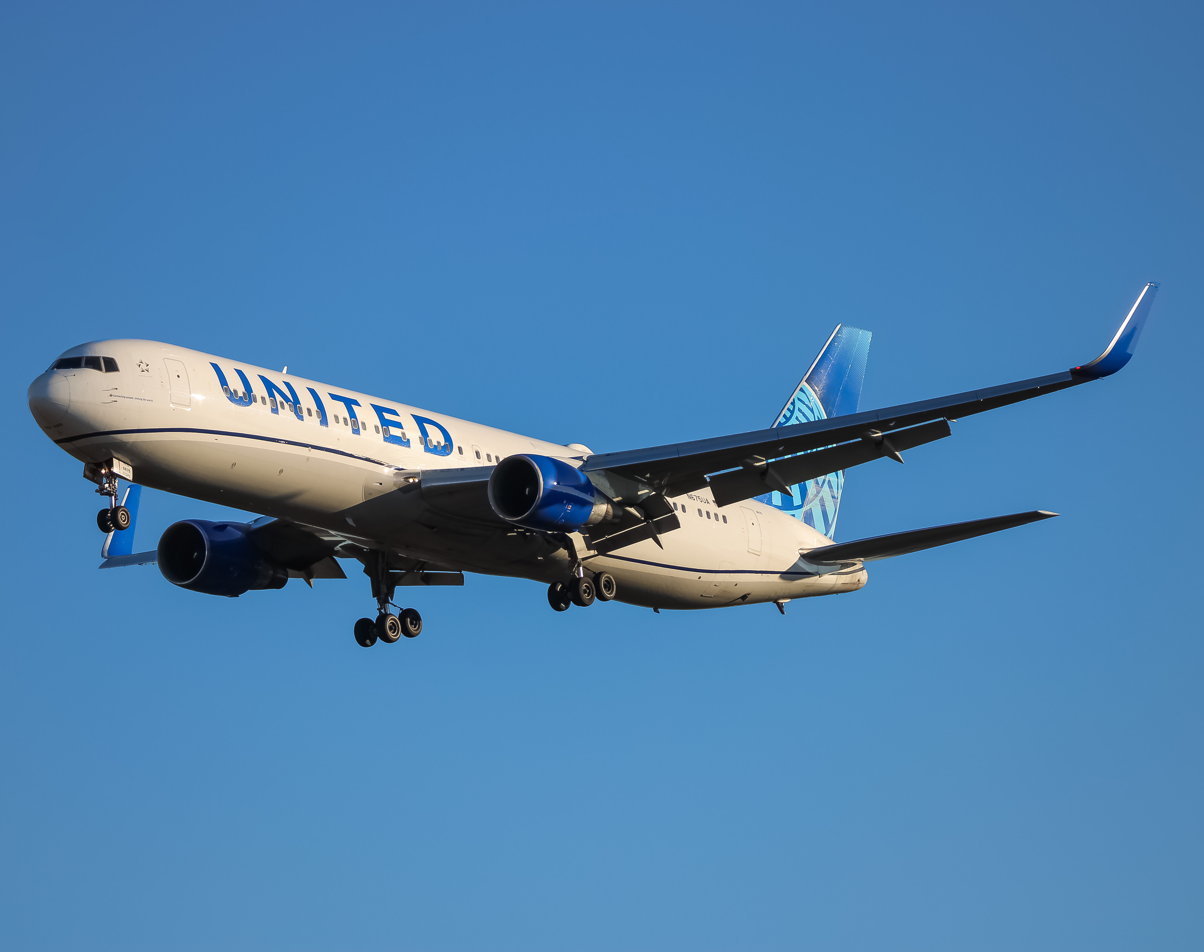 Full size: United Airlines Boeing 767-300ER N675UA at Washington Dulles International Airport