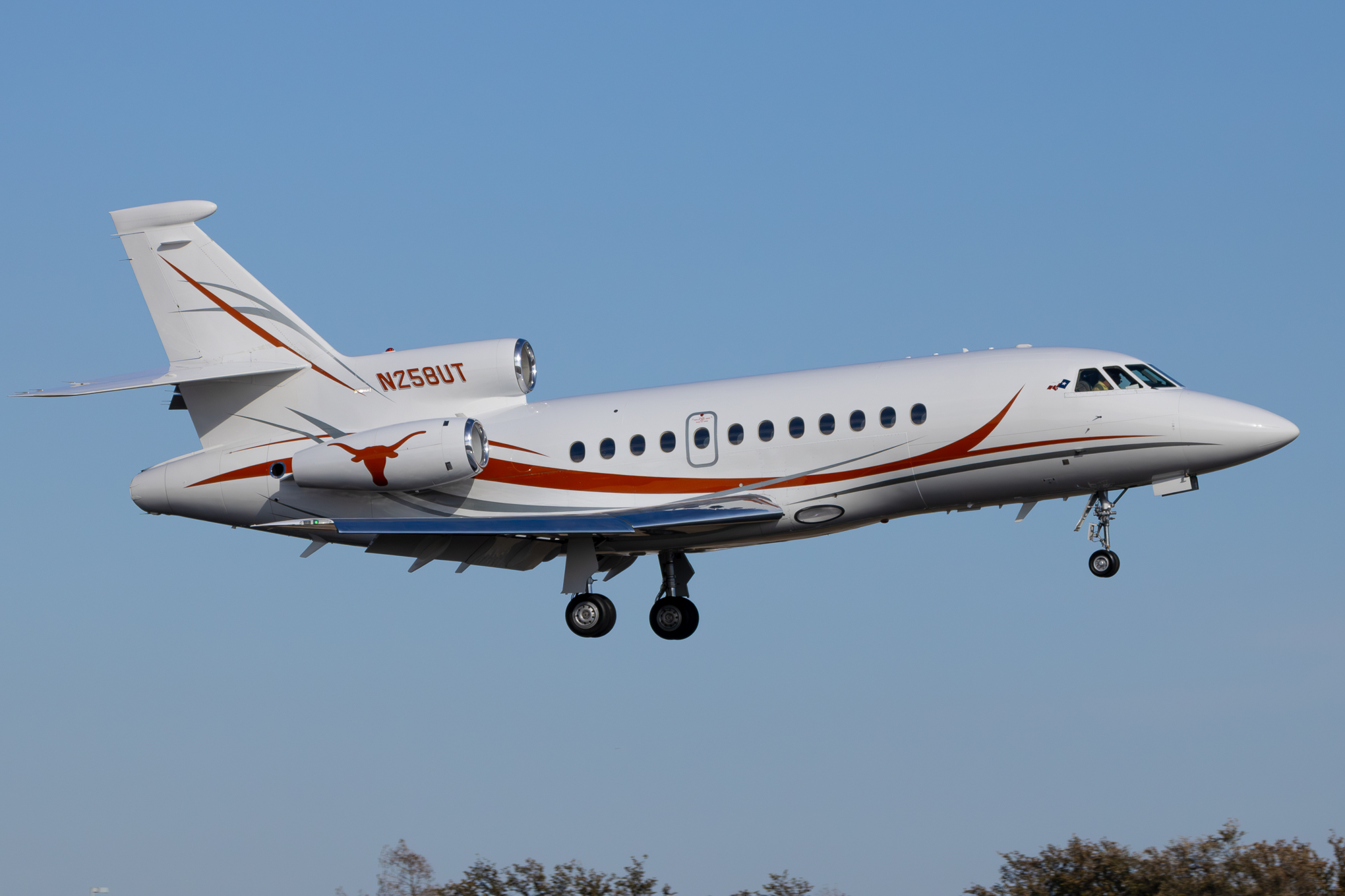 Full size: PRIVATE Dassault Falcon 900B N258UT at Addison Airport