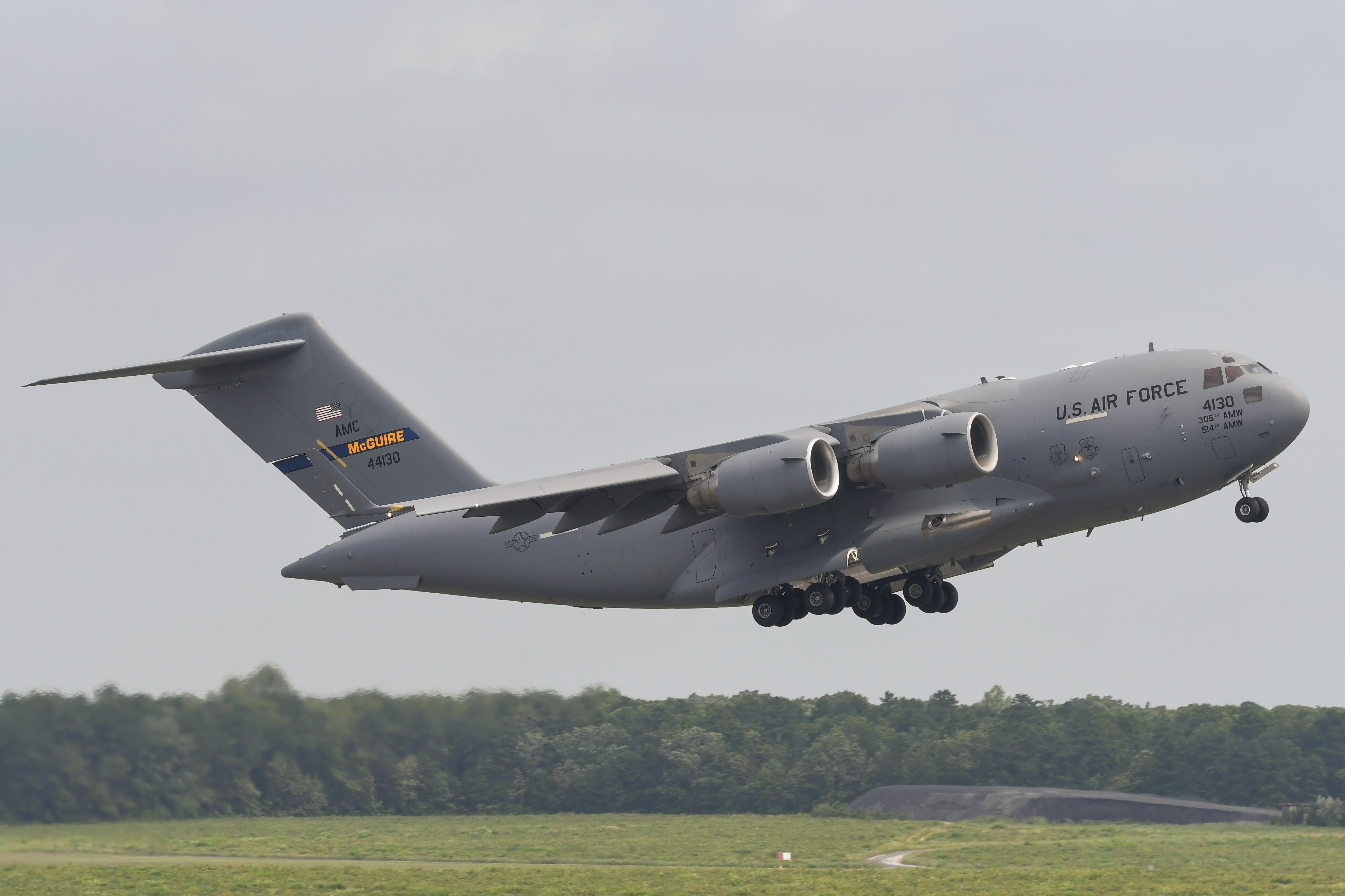 Full size: USAF - United States Air Force Boeing C-17 Globemaster III 04-4130 at Atlantic City International Airport