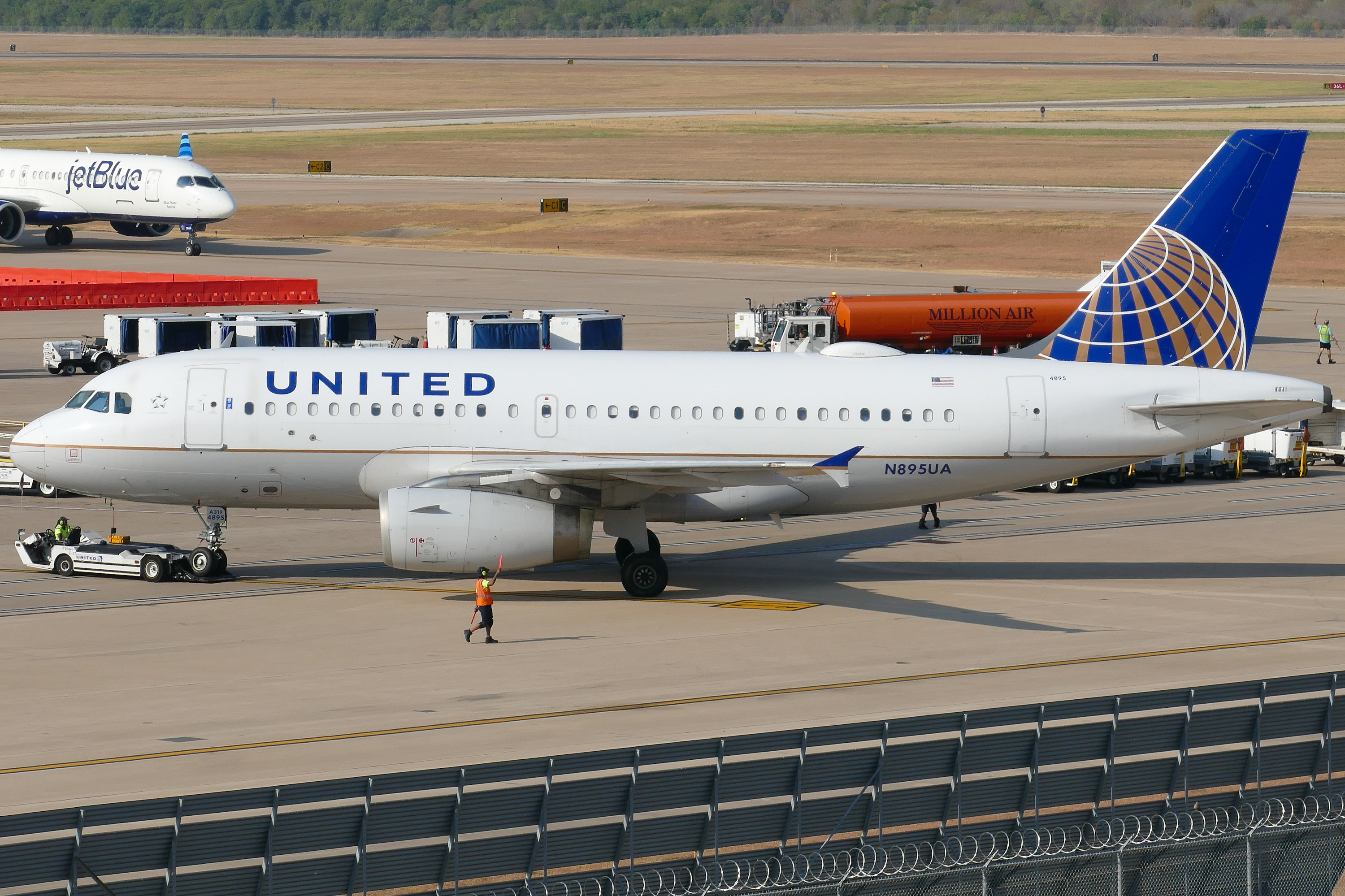 Full size: United Airlines Airbus A319 N895UA at Austin-Bergstrom International Airport