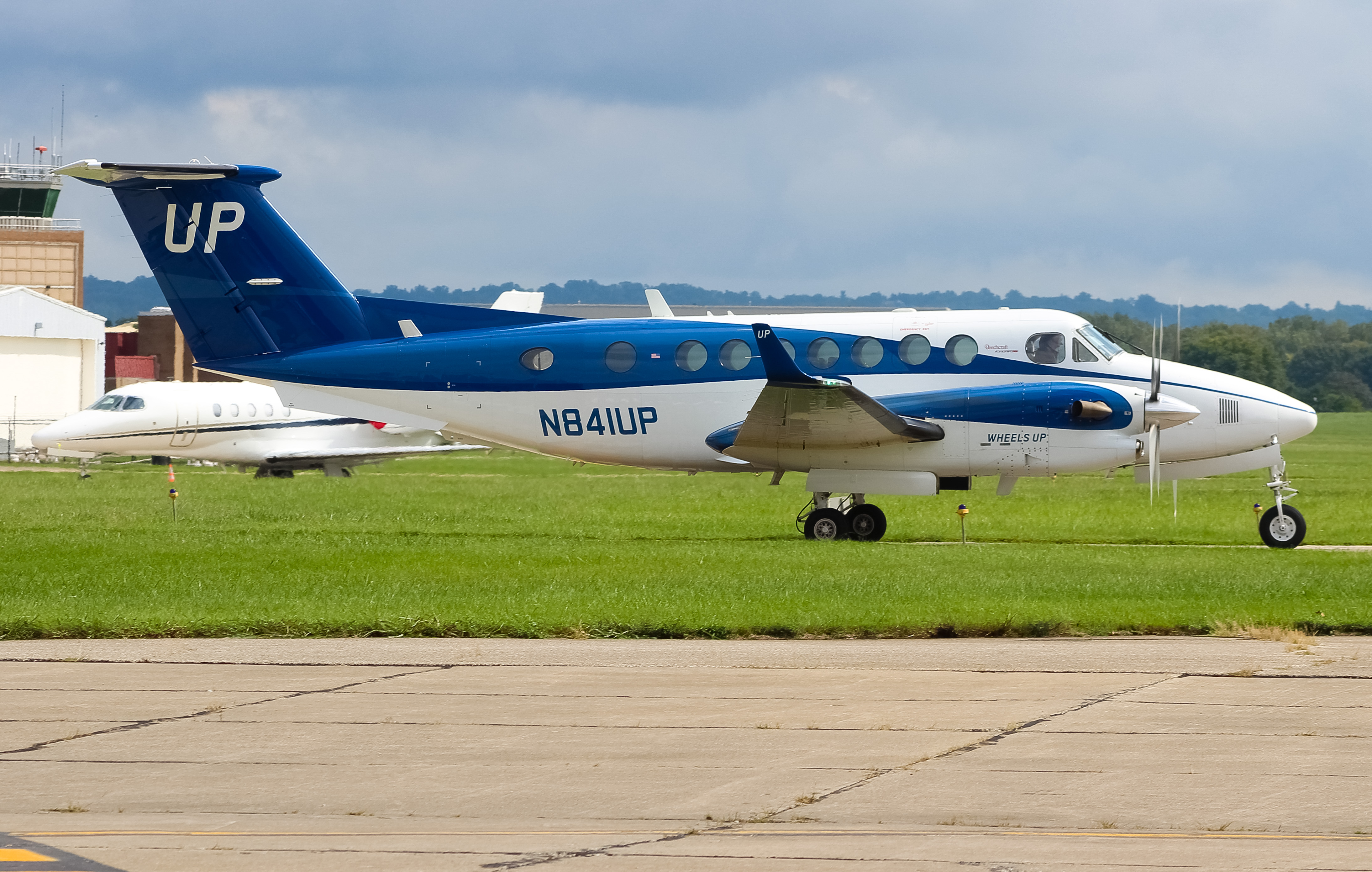 Full size: Wheels Up Beechcraft King Air 350 N841UP at Cincinnati Municipal Airport/Lunken Field