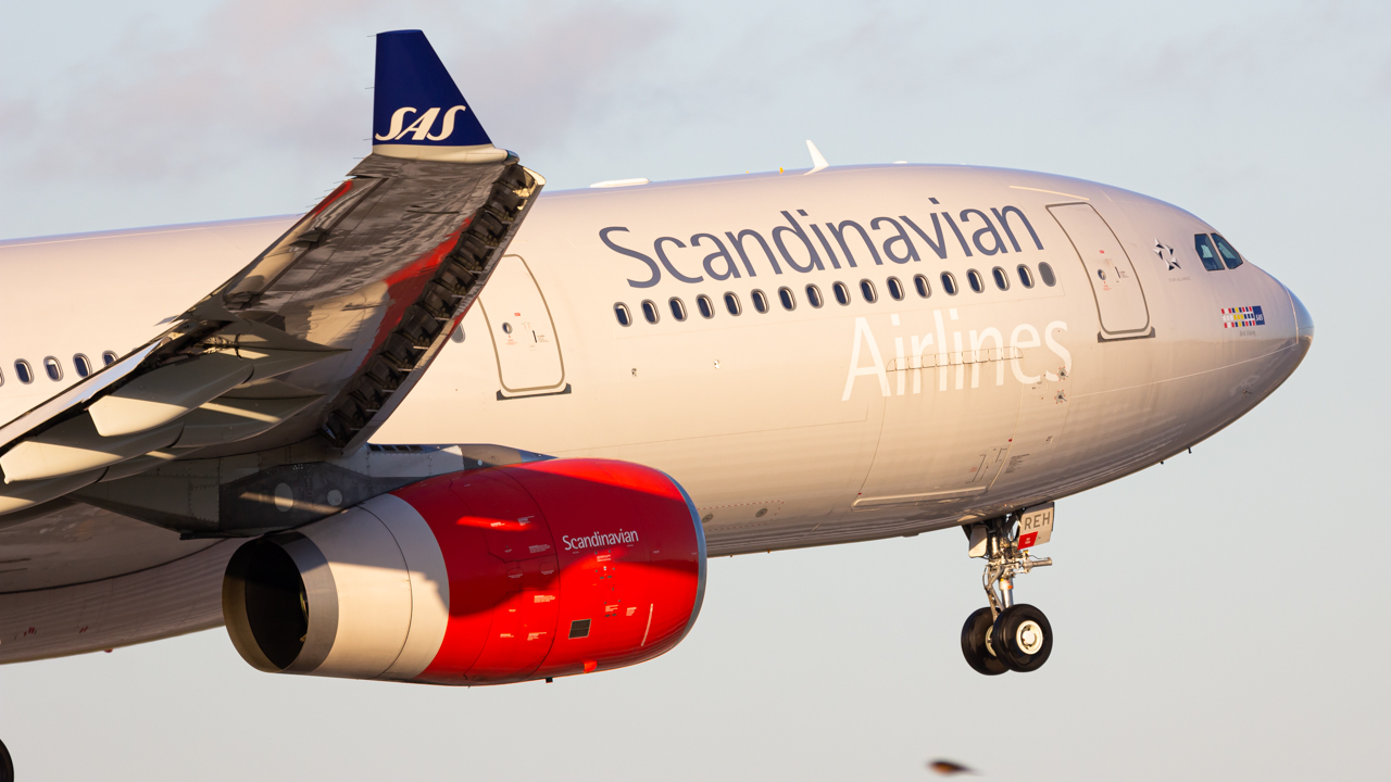 Full size: Scandinavian Airlines Airbus A330-300 SE-REH at Miami International Airport