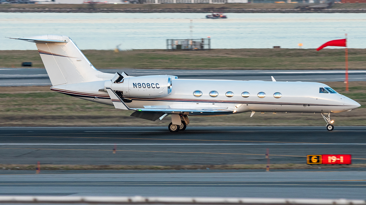 Full size: PRIVATE Gulfstream G450 N908CC at Ronald Reagan National Airport