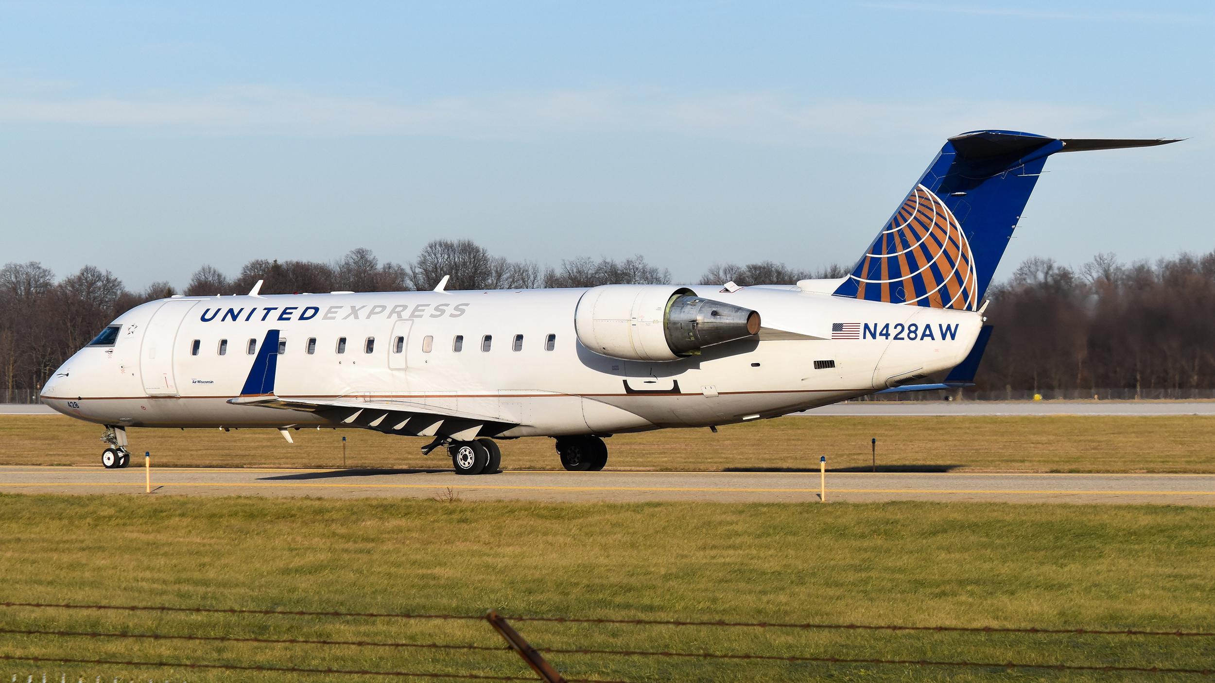 Full size: United Express Mitsubishi CRJ-200 N428AW at Kalamazoo Battle Creek International Airport