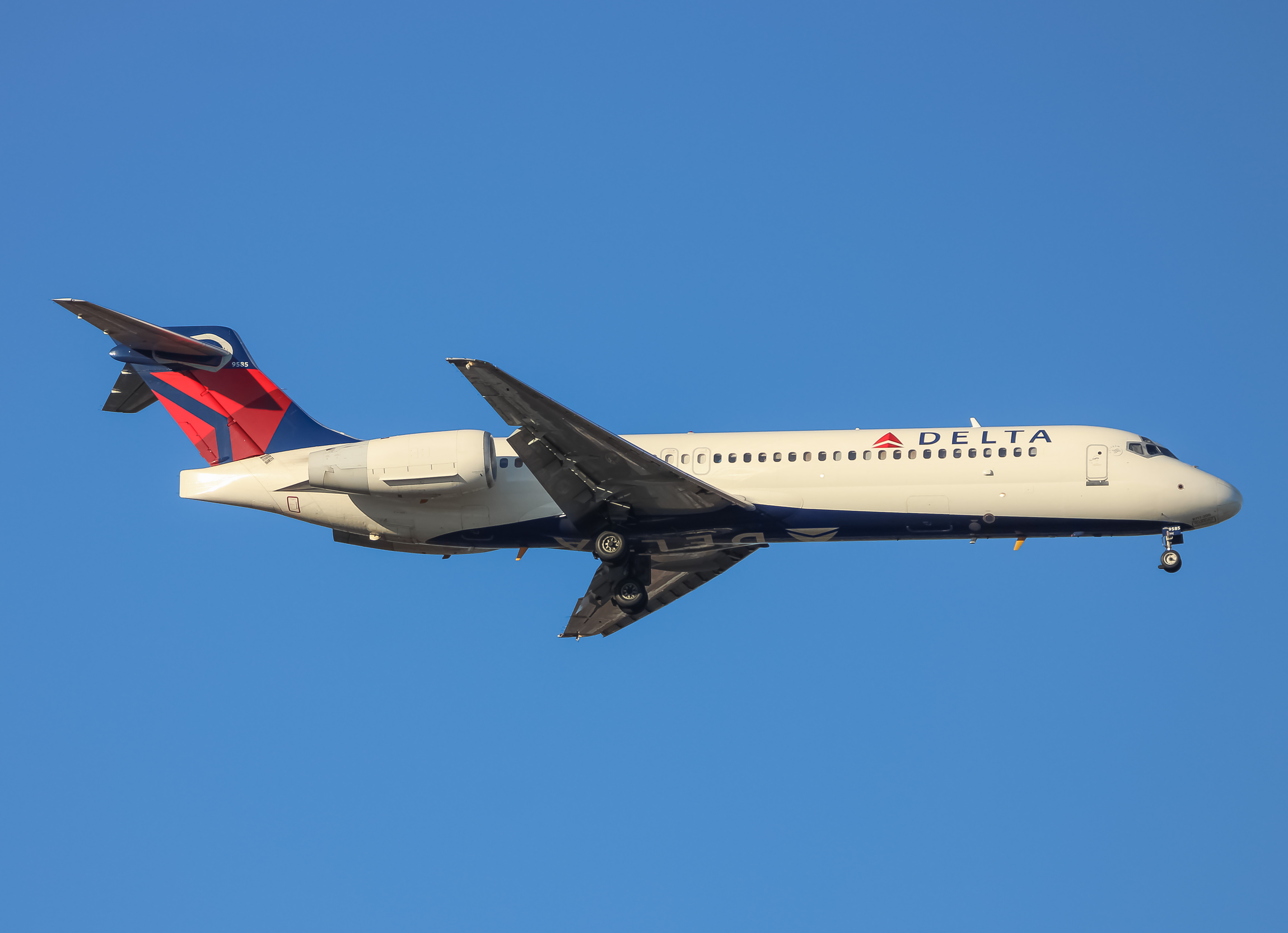 Full size: Delta Airlines Boeing 717-200 N985AT at Washington Dulles International Airport