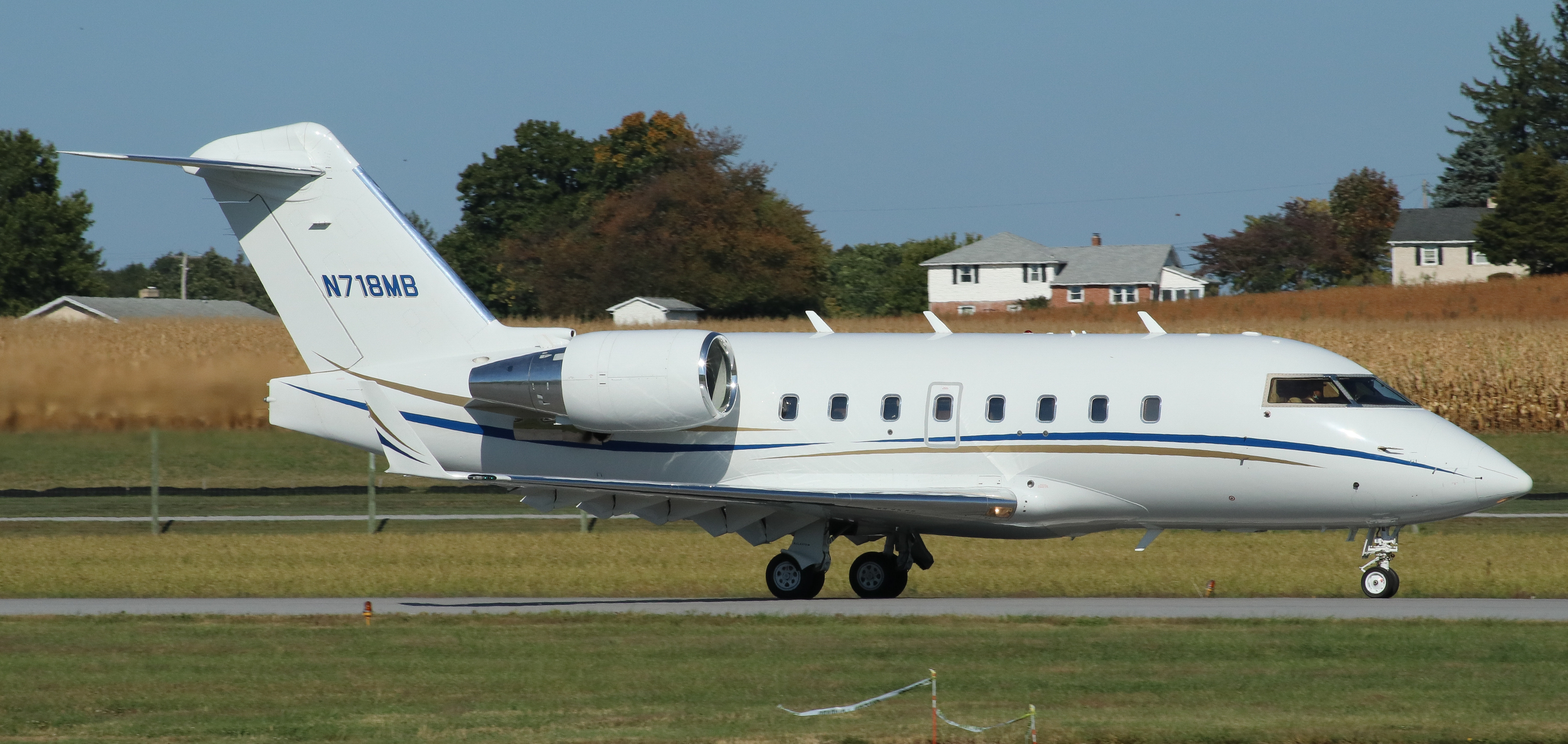 Full size: PRIVATE Bombardier Challenger 600 N718MB at York Airport