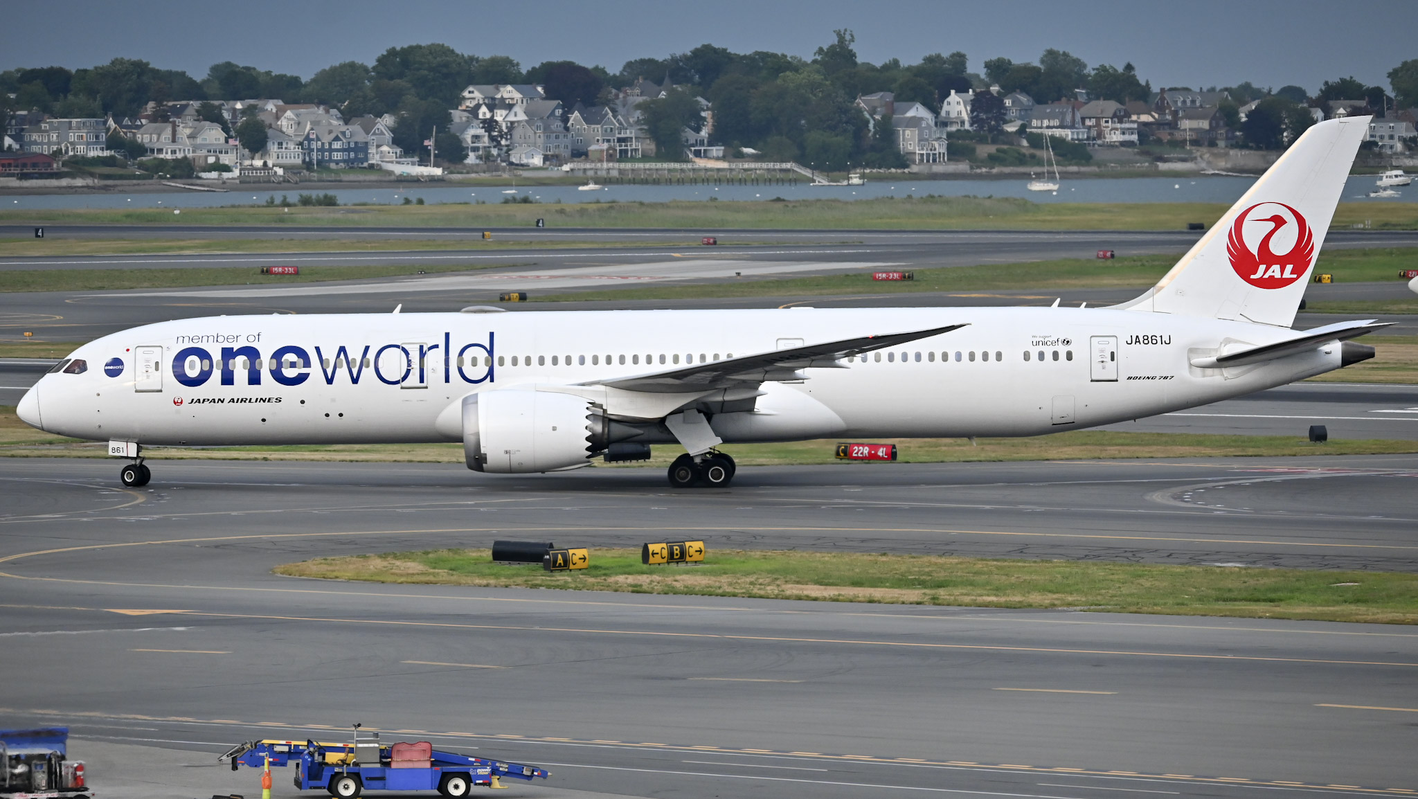 Full size: Japan Airlines Boeing 787-9 JA681J at General Edward Lawrence Logan International Airport