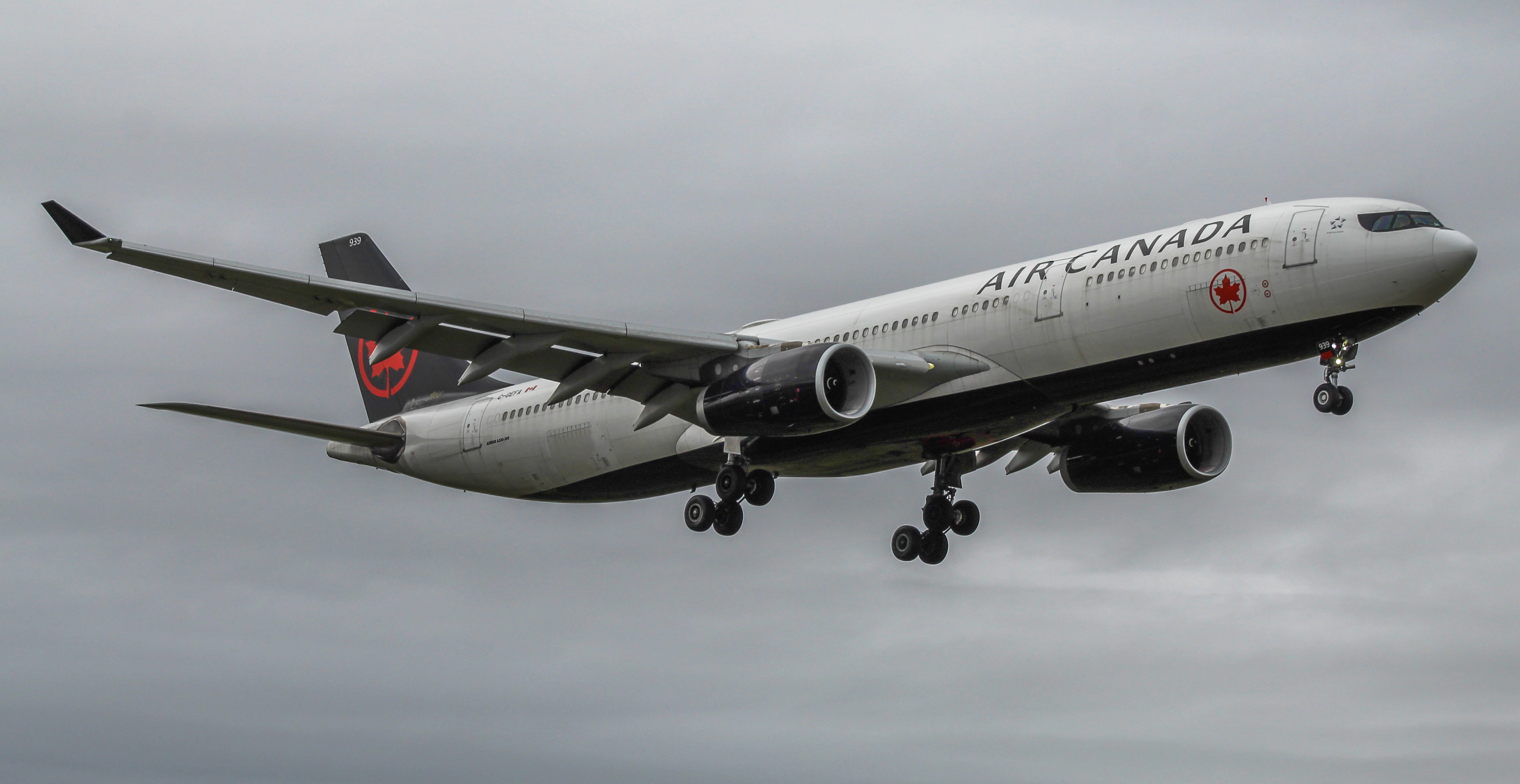 Full size: Air Canada Airbus A330-300 C-GEFA at Lester B Pearson International Airport