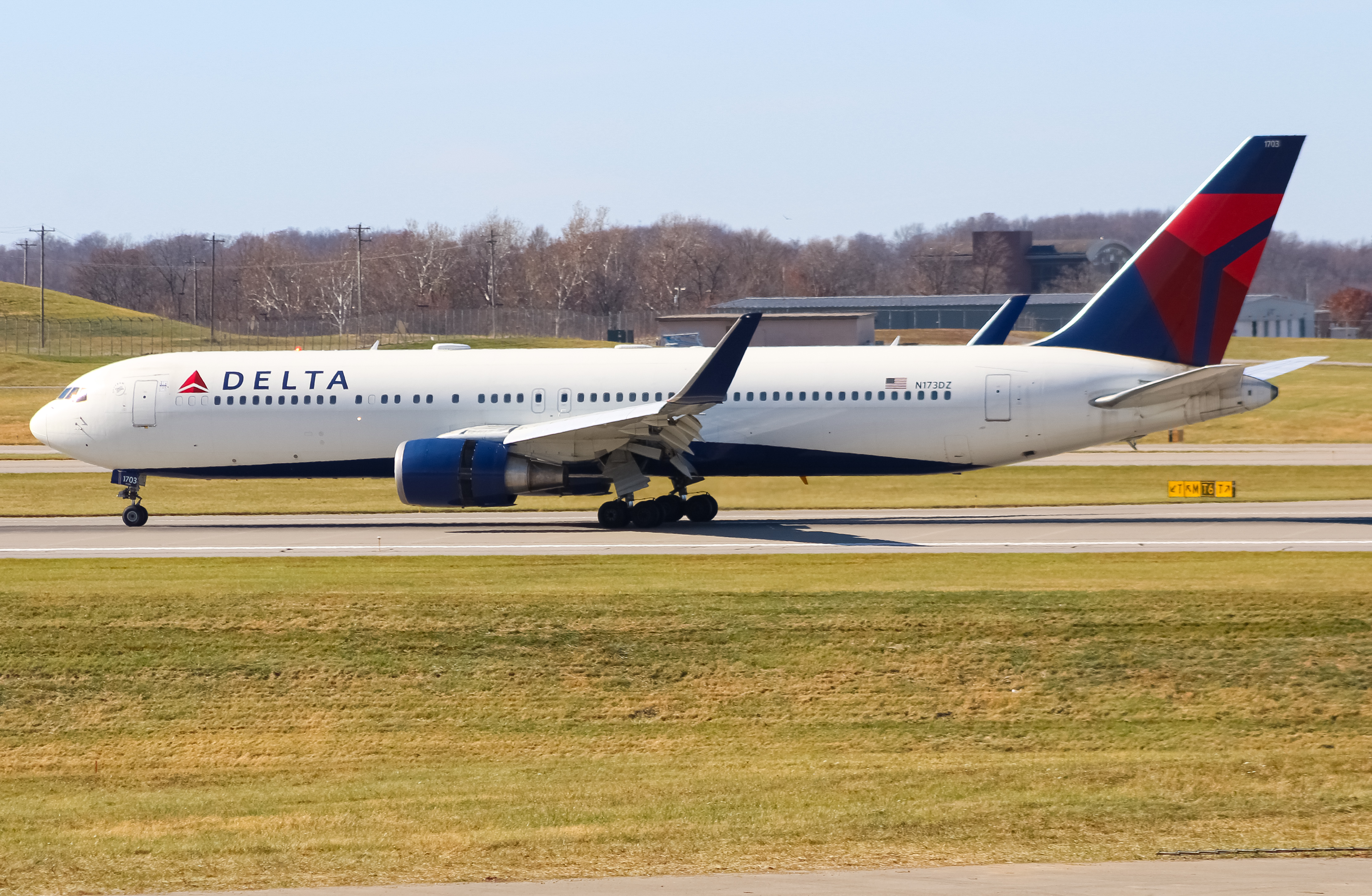Full size: Delta Airlines Boeing 767-300ER N173DZ at Cincinnati/Northern Kentucky International Airport
