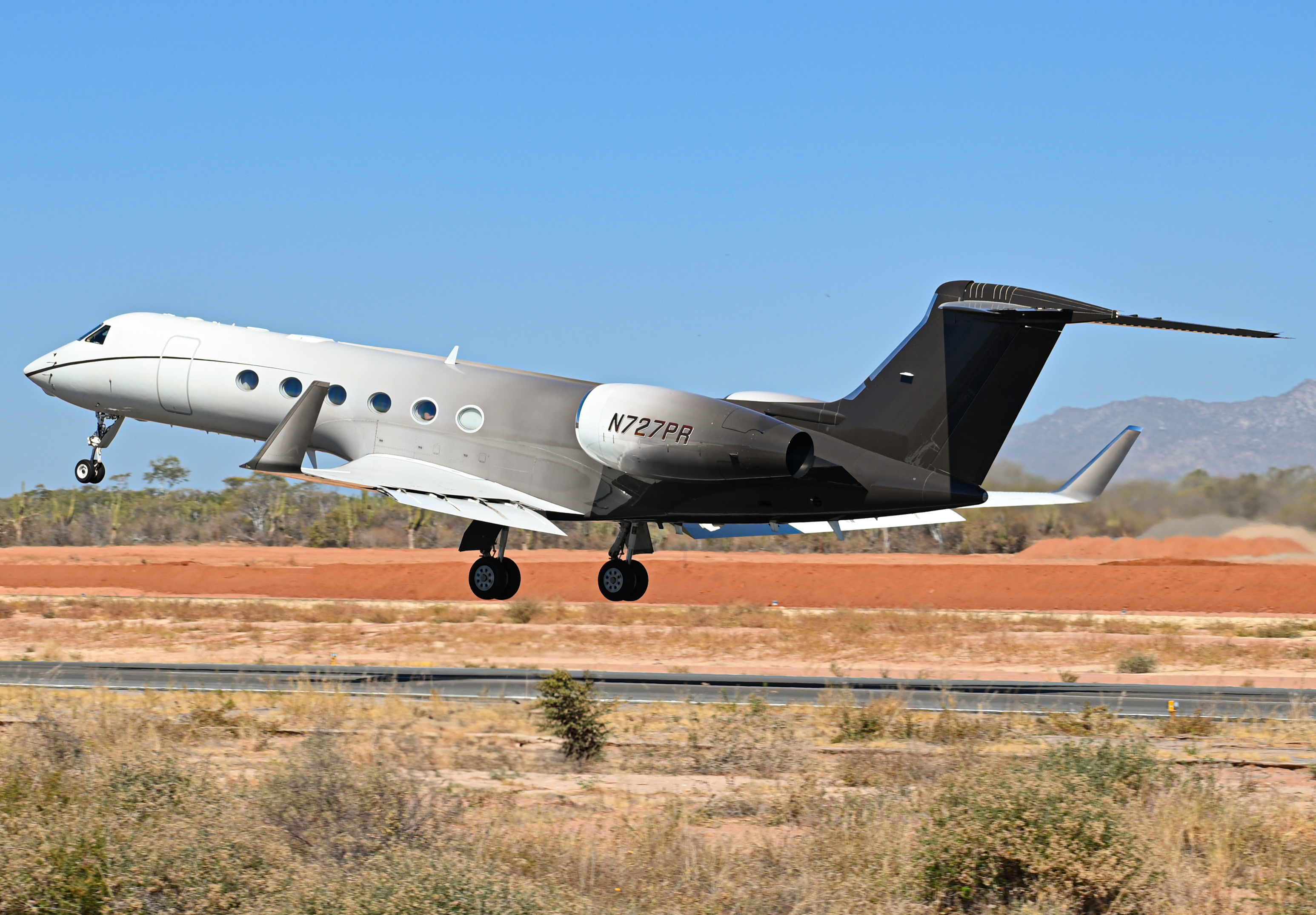 Full size: PRIVATE Gulfstream G550 N727PR at Aeropuerto de Cabo San Lucas Internacional