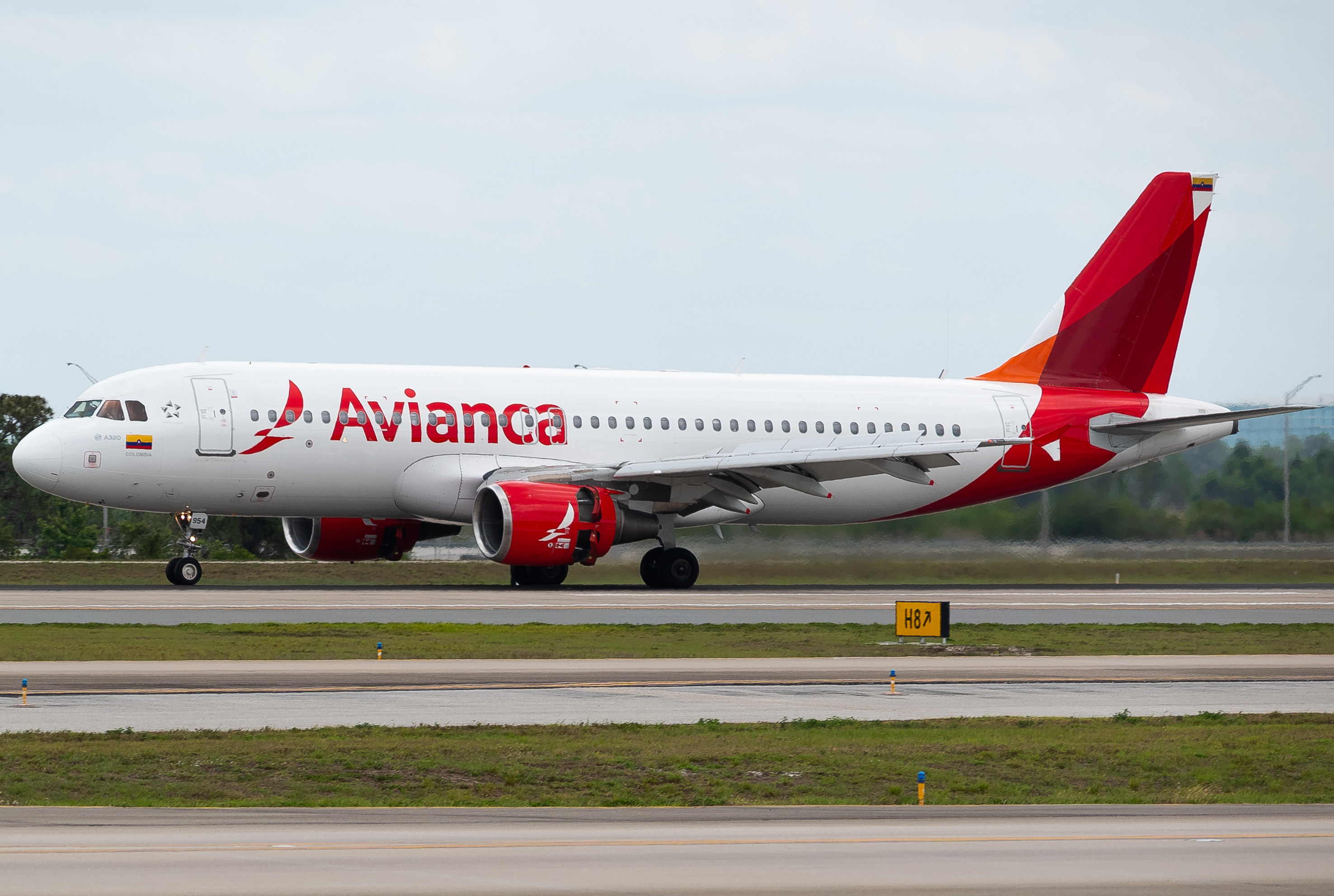 Full size: Avianca Airbus A320 N954AV at Orlando International Airport