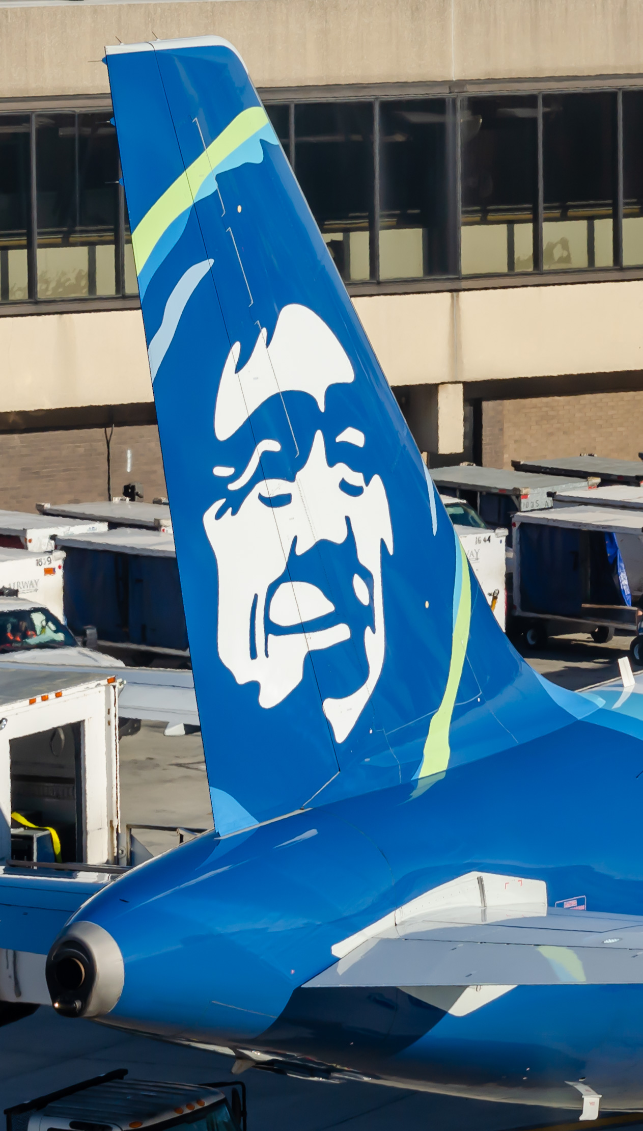 Full size: Alaska Airlines Airbus A321NEO N930VA at Newark Liberty International Airport