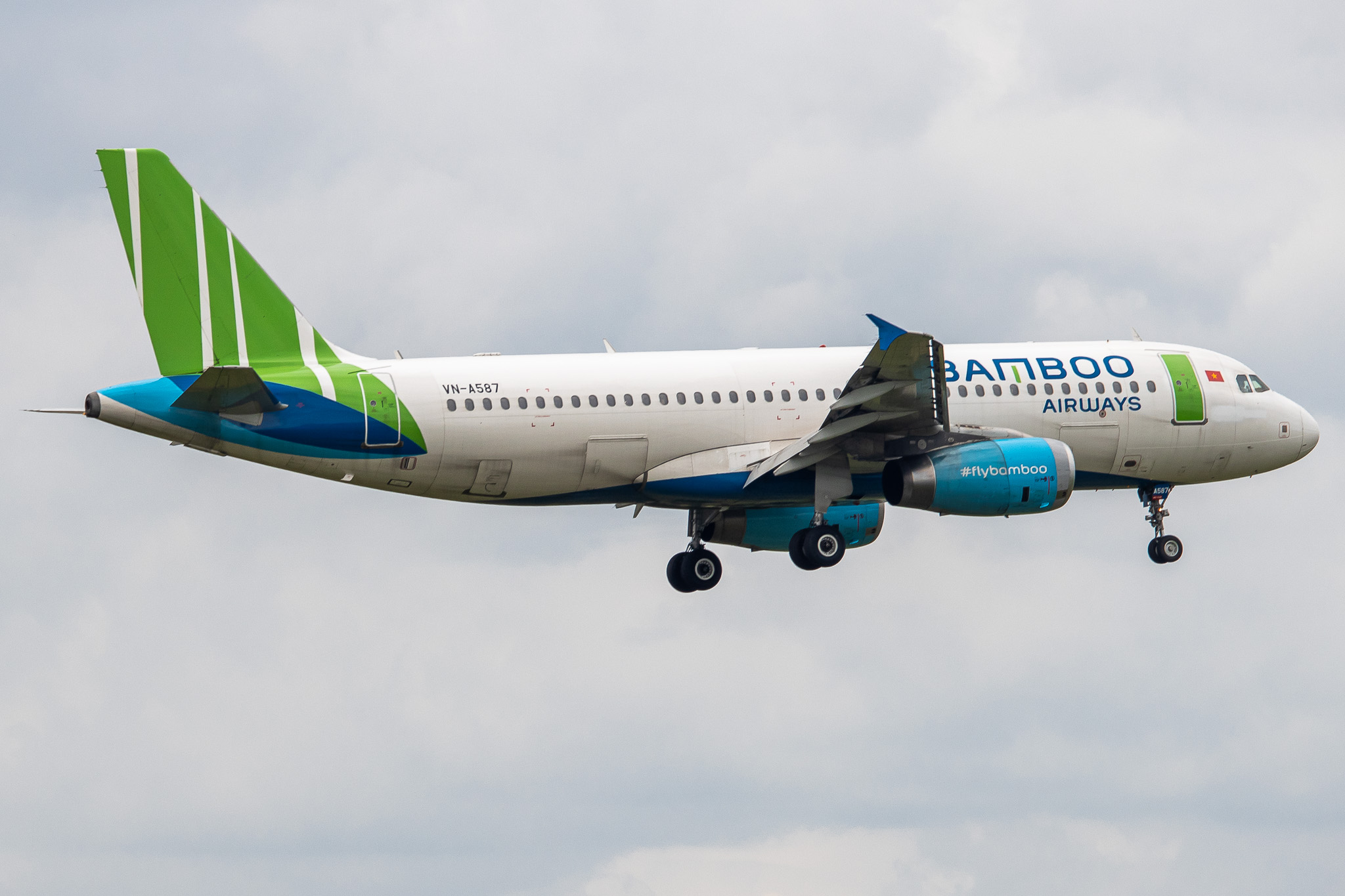 Full size: Bamboo Airways Airbus A320 VN-A587 at Tan Son Nhat International Airport