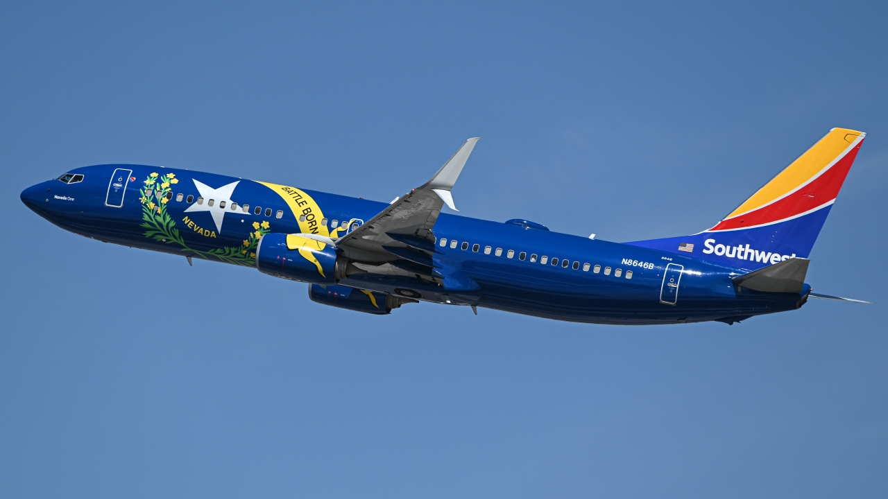 Full size: Southwest Airlines Boeing 737-800 N8646B at Reno/Tahoe International Airport