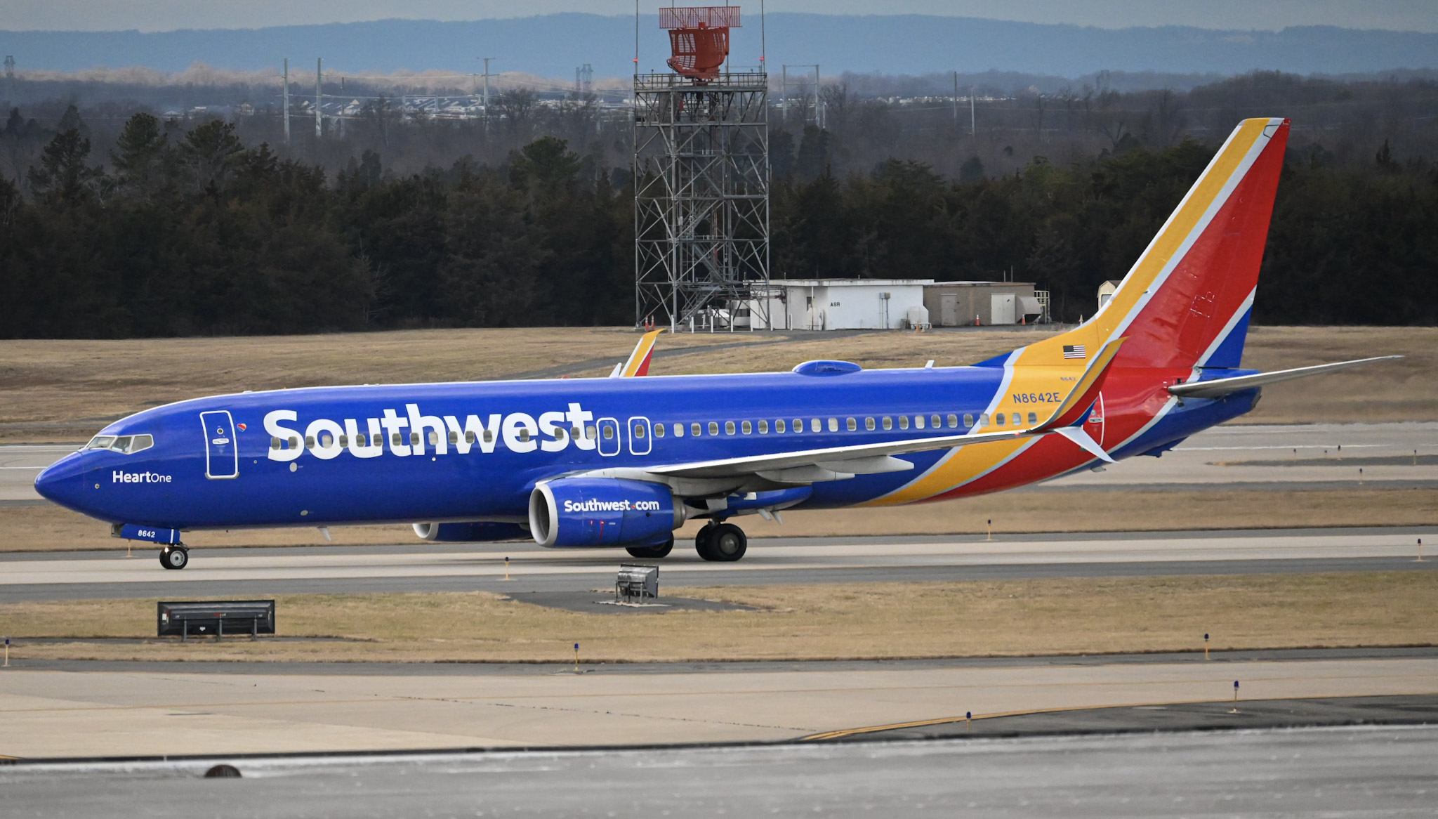 Full size: Southwest Airlines Boeing 737-800 N8642E at Washington Dulles International Airport