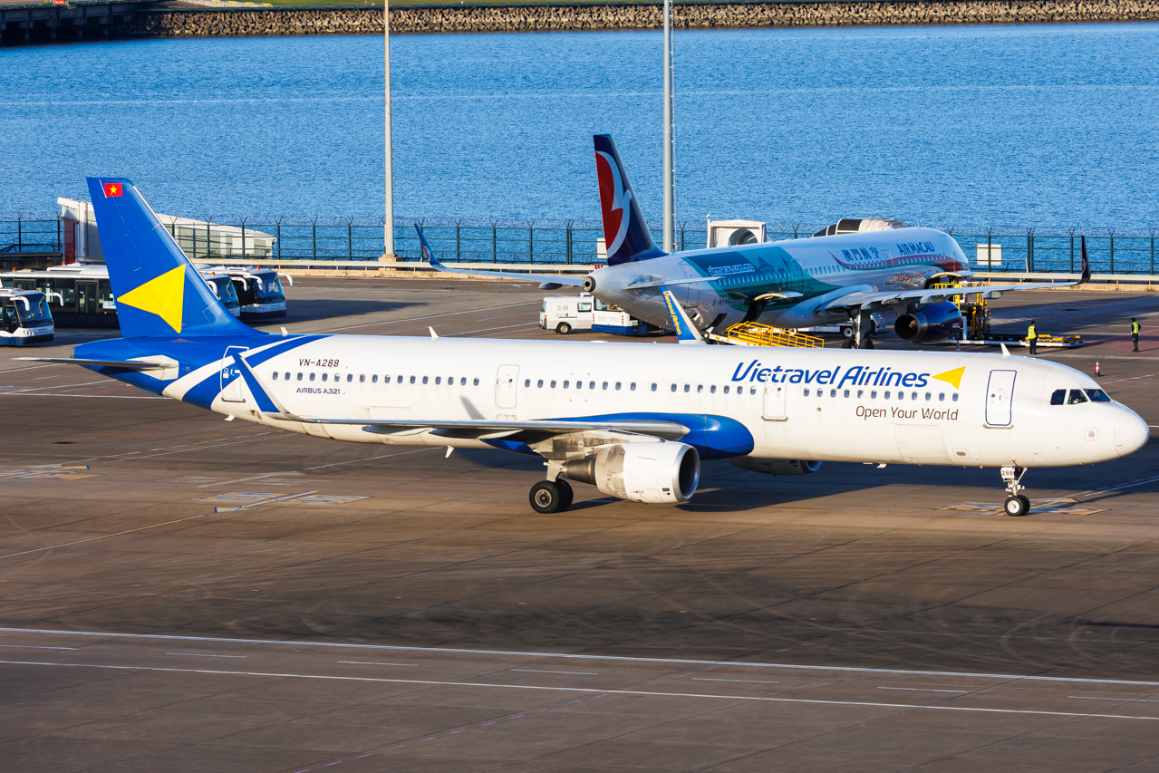 Full size: Vietravel Airlines Airbus A321-200 VN-A288 at Macau International Airport