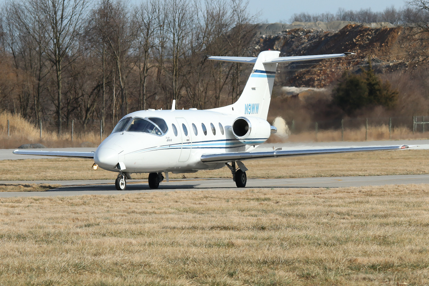 Full size: PRIVATE Beechcraft Hawker 400 N9WW at York Airport