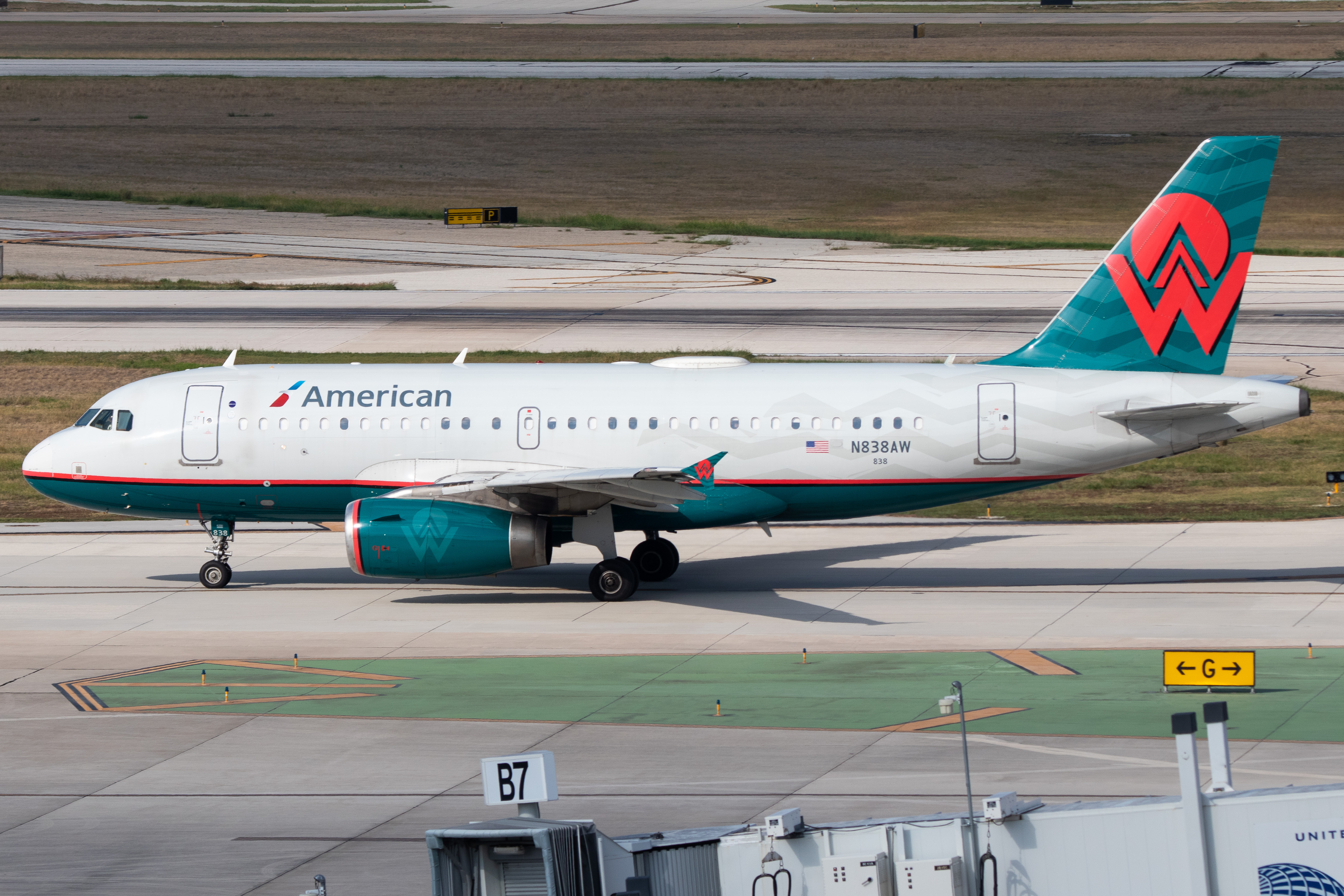 Full size: American Airlines Airbus A319 N838AW at San Antonio International Airport